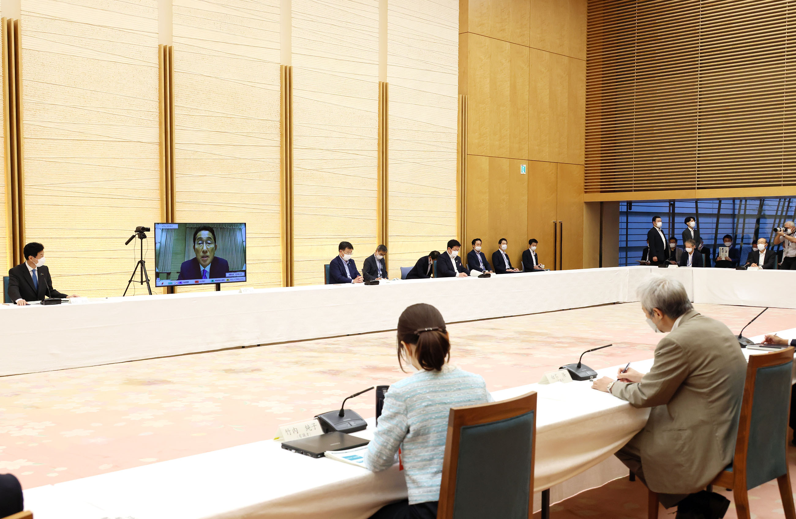 Photograph of the Prime Minister wrapping up a meeting (1)