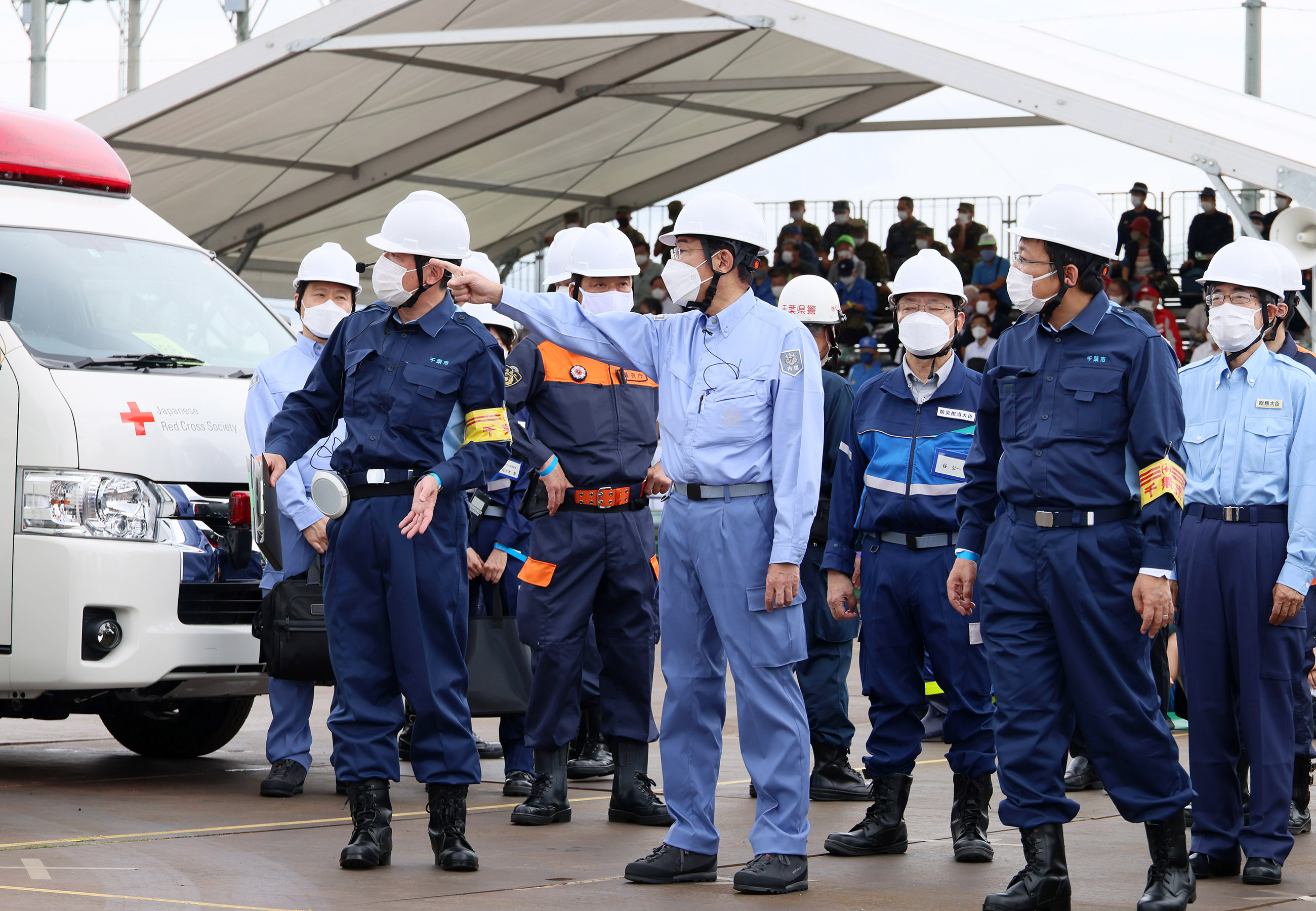 Photograph of the Prime Minister observing a rescue and first aid drill (4)