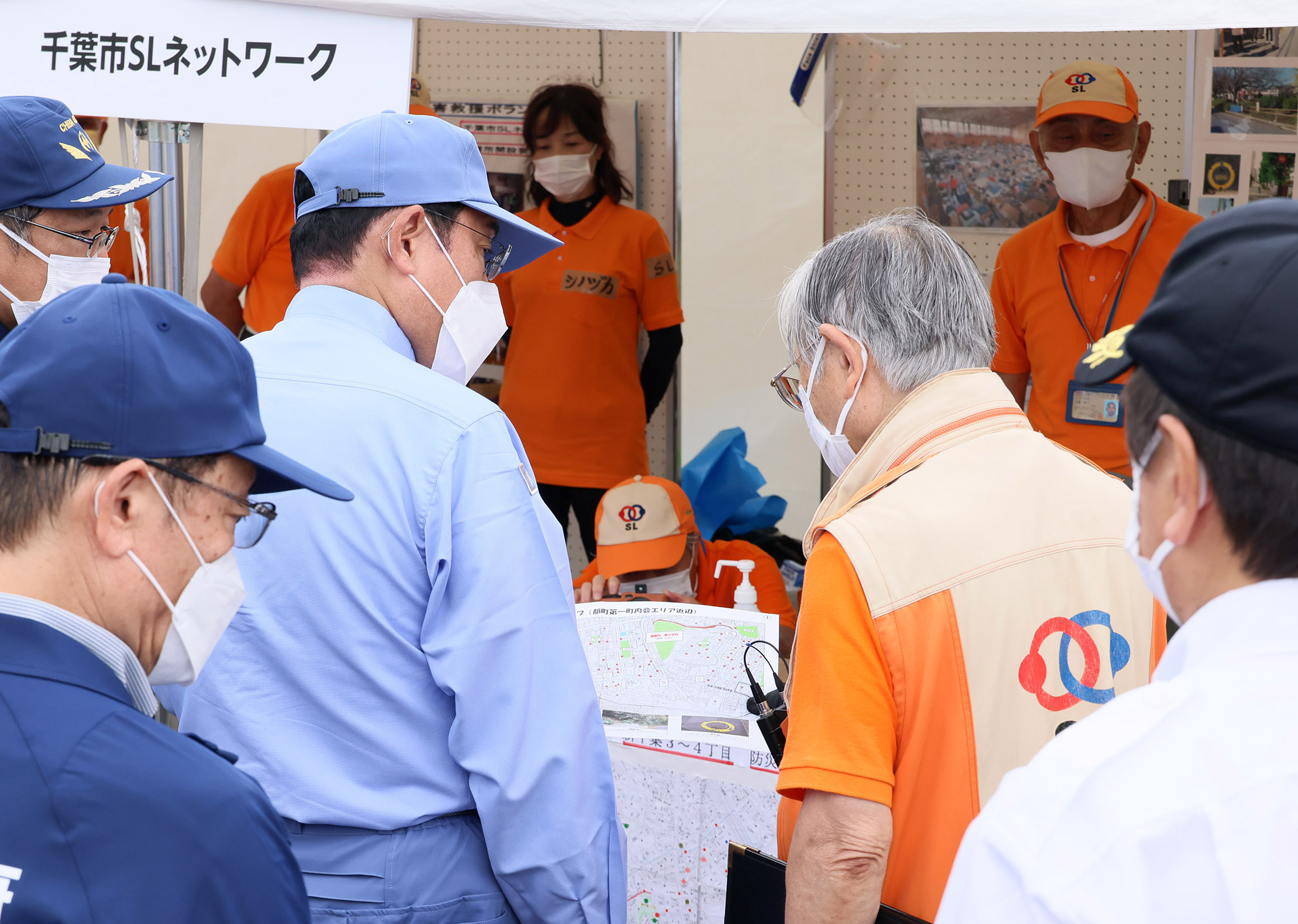 Photograph of the Prime Minister observing disaster volunteer activities (2)