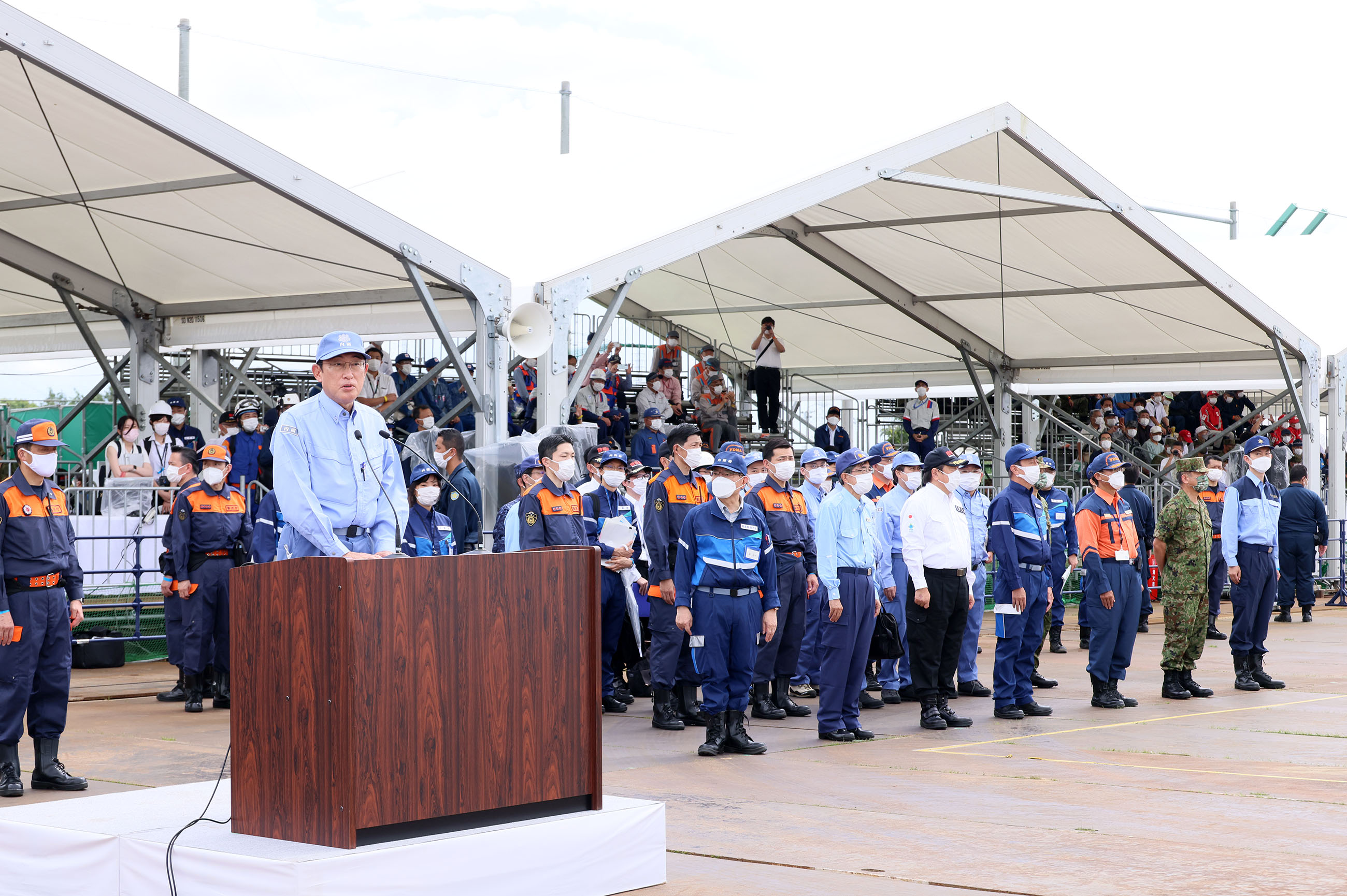 Photograph of the Prime Minister delivering an address during the joint disaster management drills by nine local governments in the Kanto region (3)