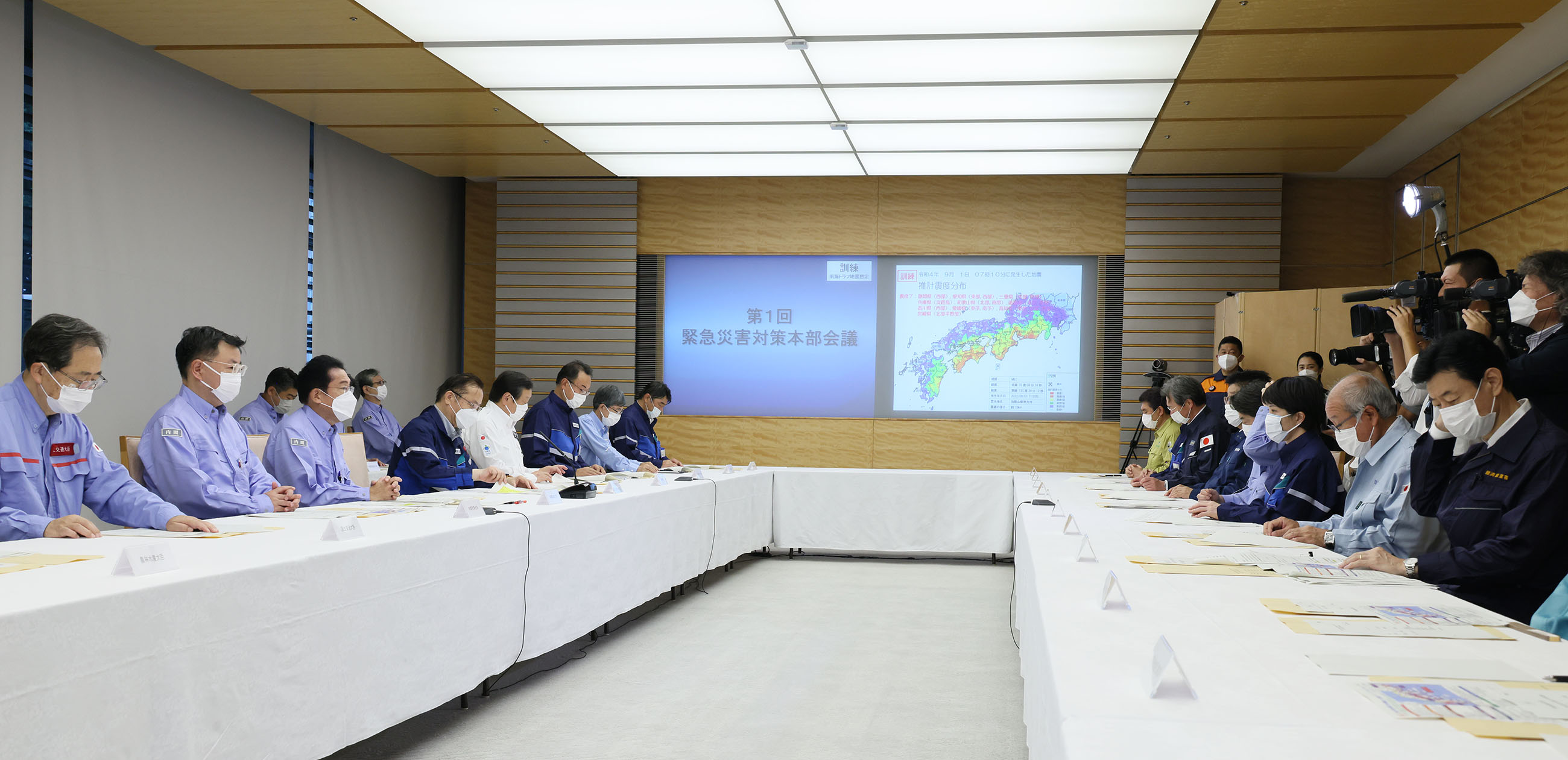 Photograph of the Prime Minister attending a meeting of the Extreme Disaster Management Headquarters (2)