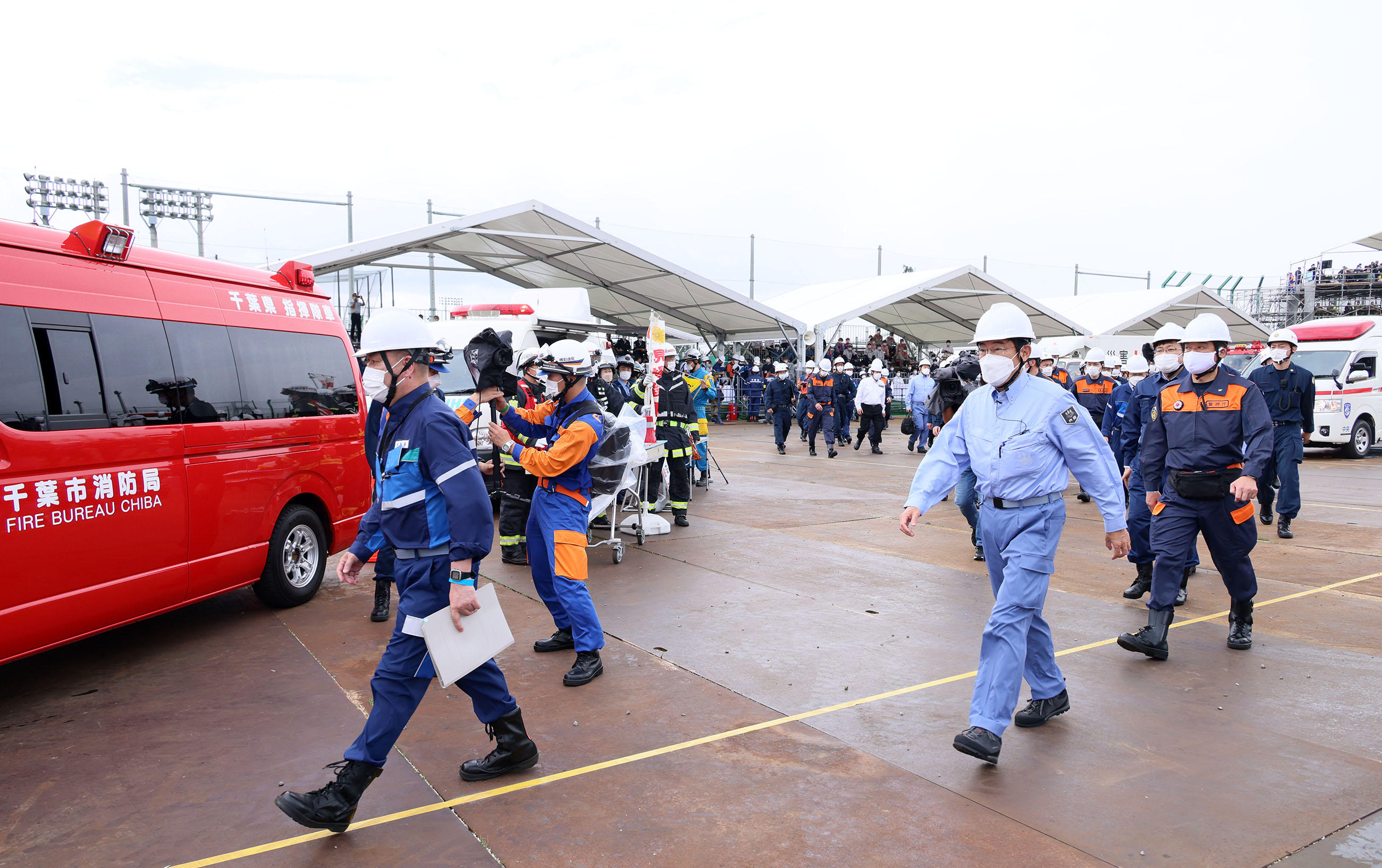 Photograph of the Prime Minister observing a rescue and first aid drill (1)