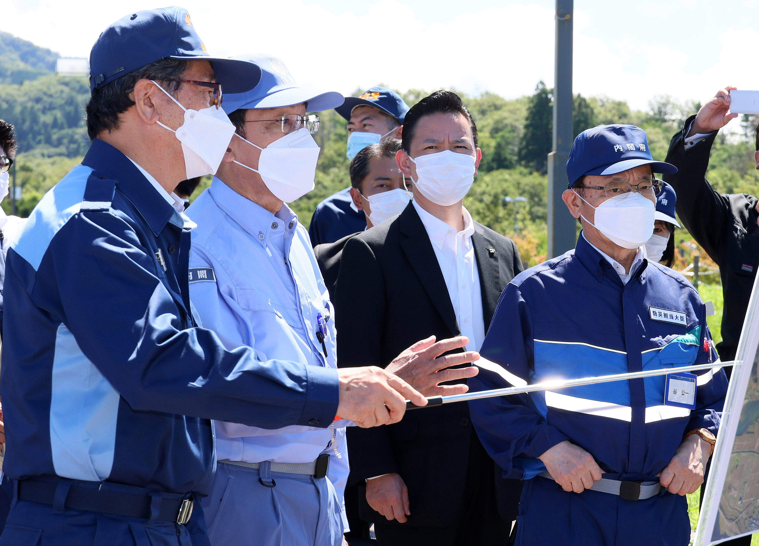 Photograph of the Prime Minister visiting a temporary storage site for disaster waste (3)