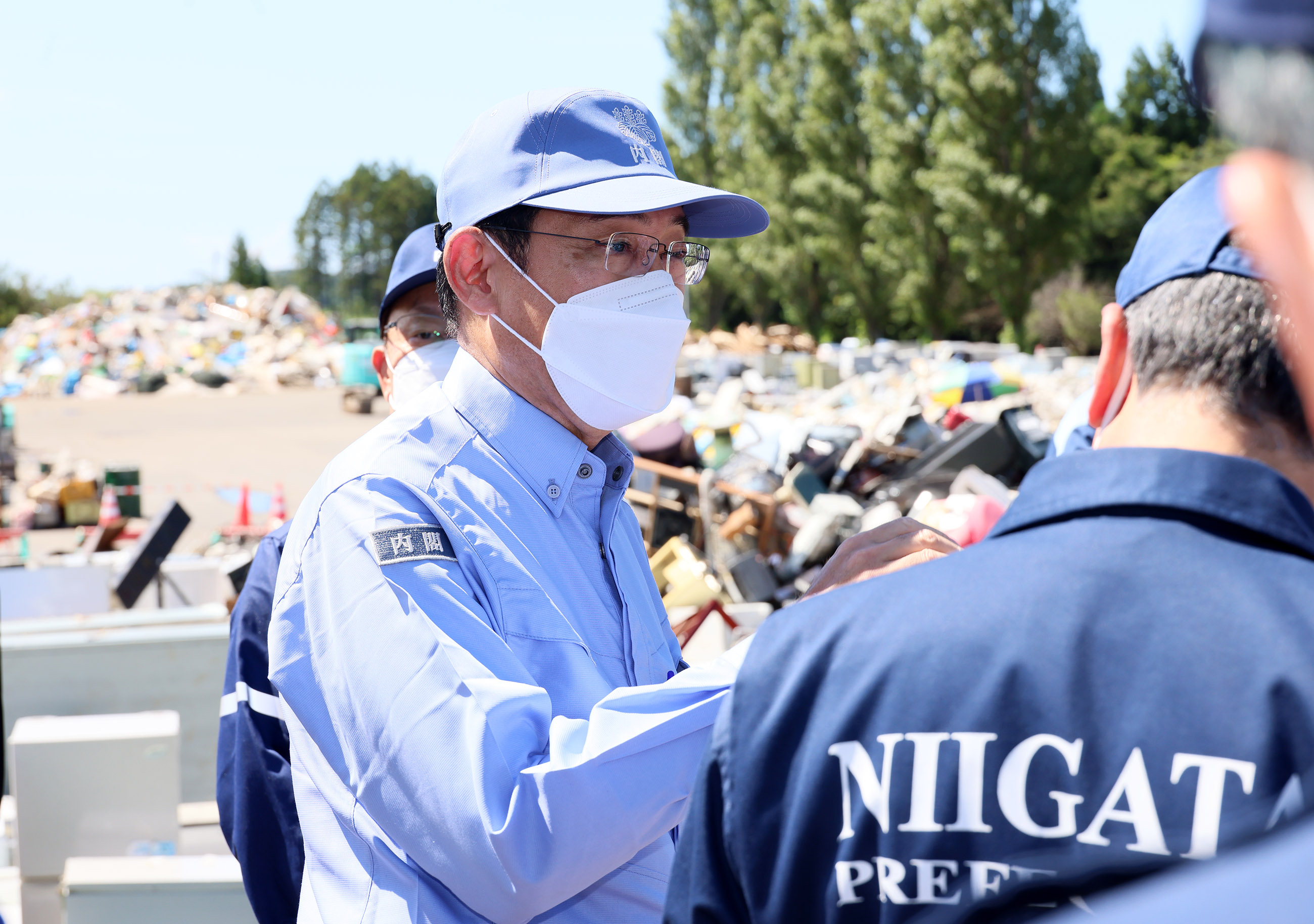 Photograph of the Prime Minister visiting a temporary storage site for disaster waste (4)