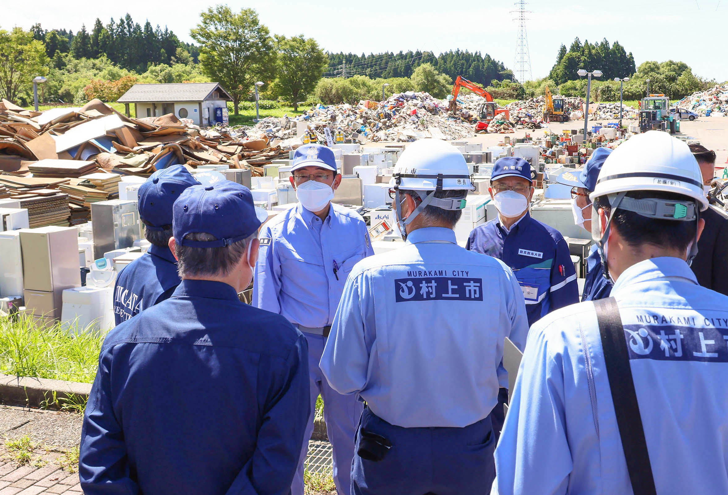 Photograph of the Prime Minister visiting a temporary storage site for disaster waste (5)
