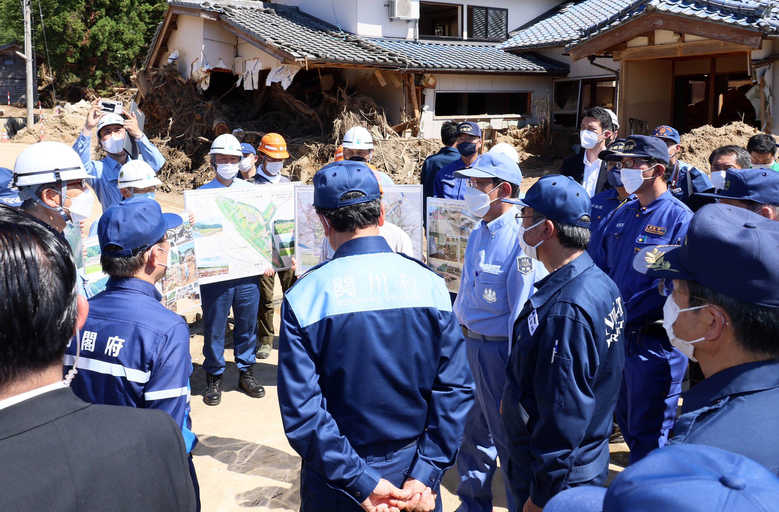 Photograph of the Prime Minister inspecting the damage caused by a landslide (3)