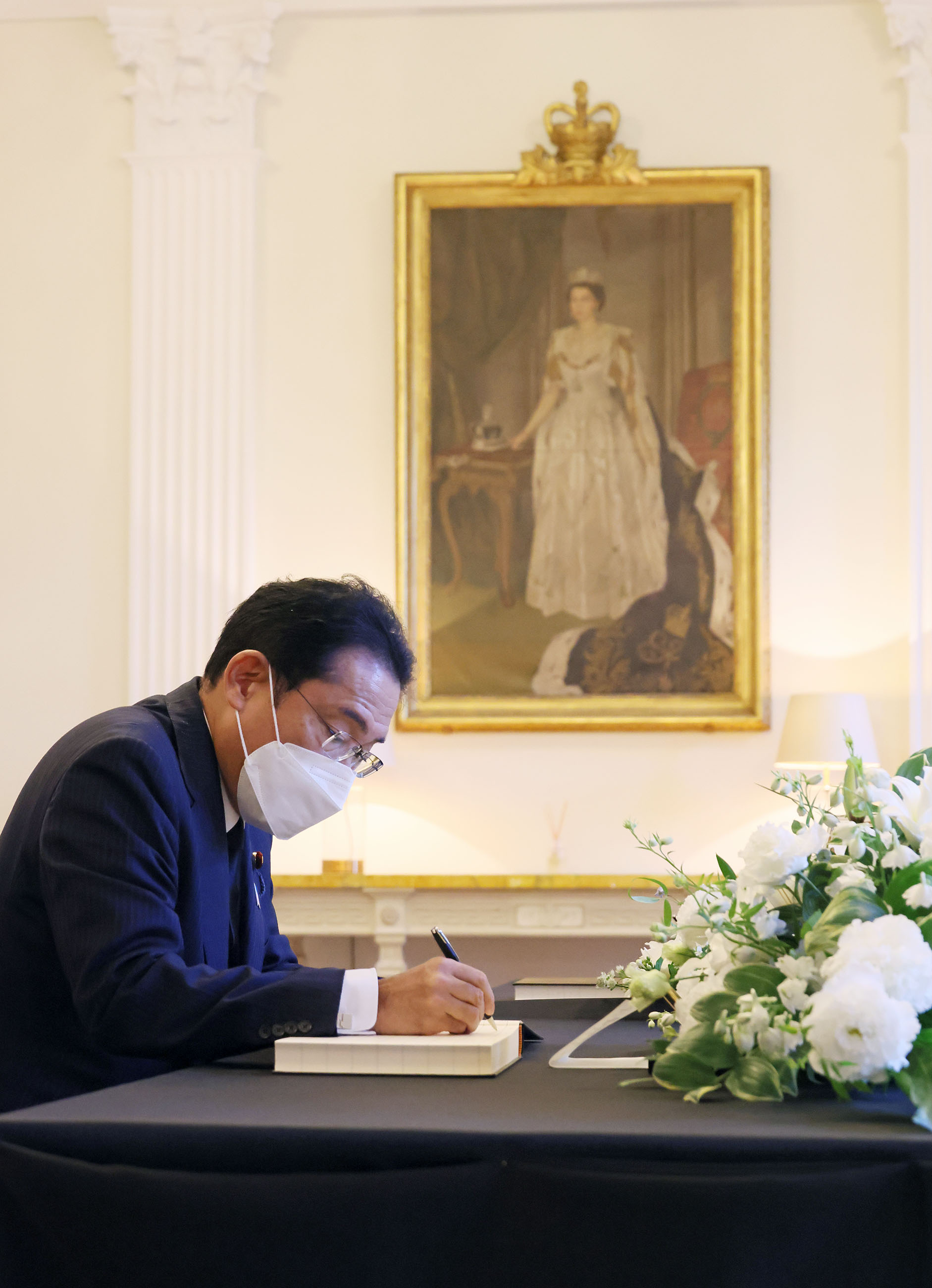 Photograph of the Prime Minister offering condolences (2)