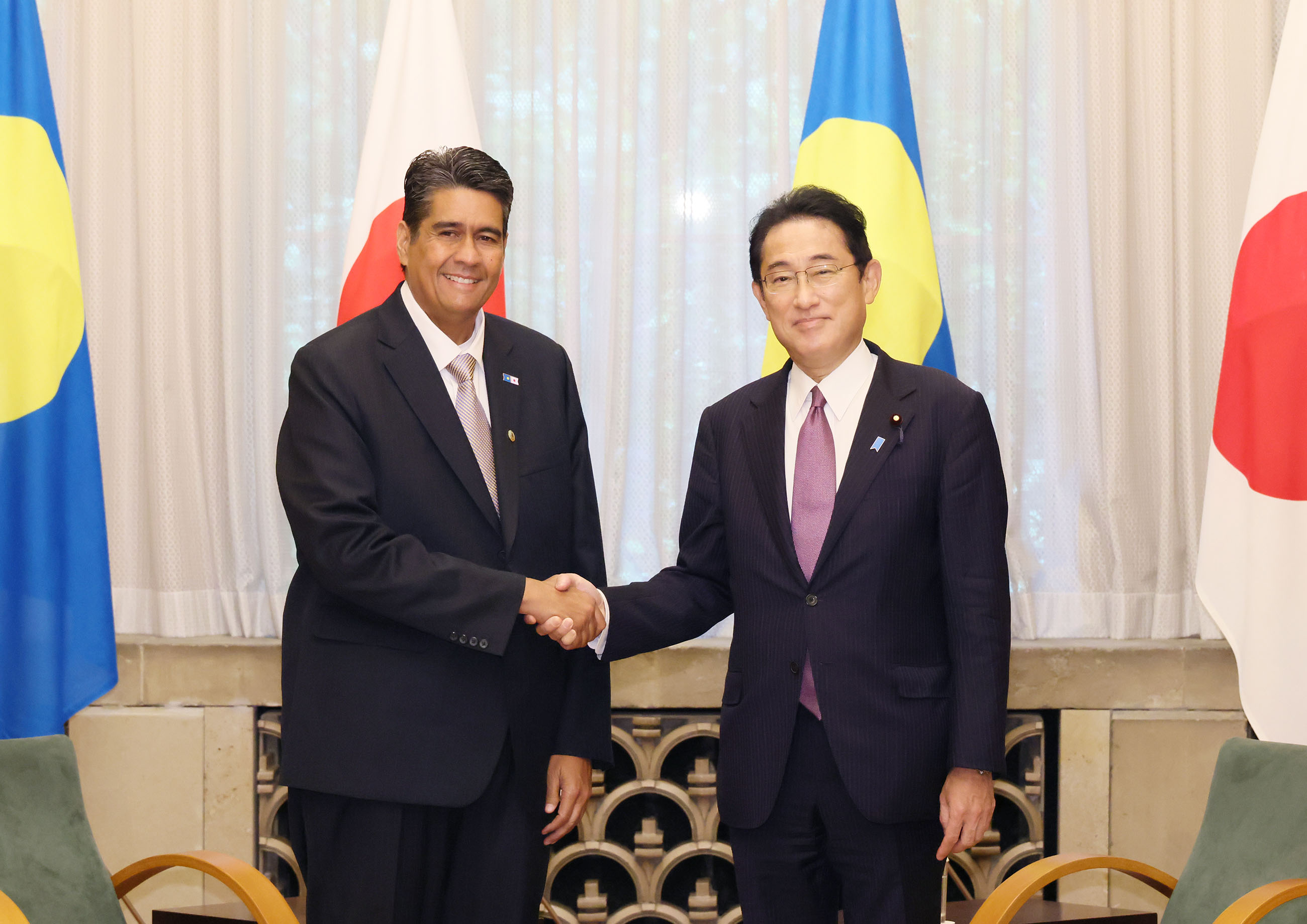 Photograph of the two leaders shaking hands (1)