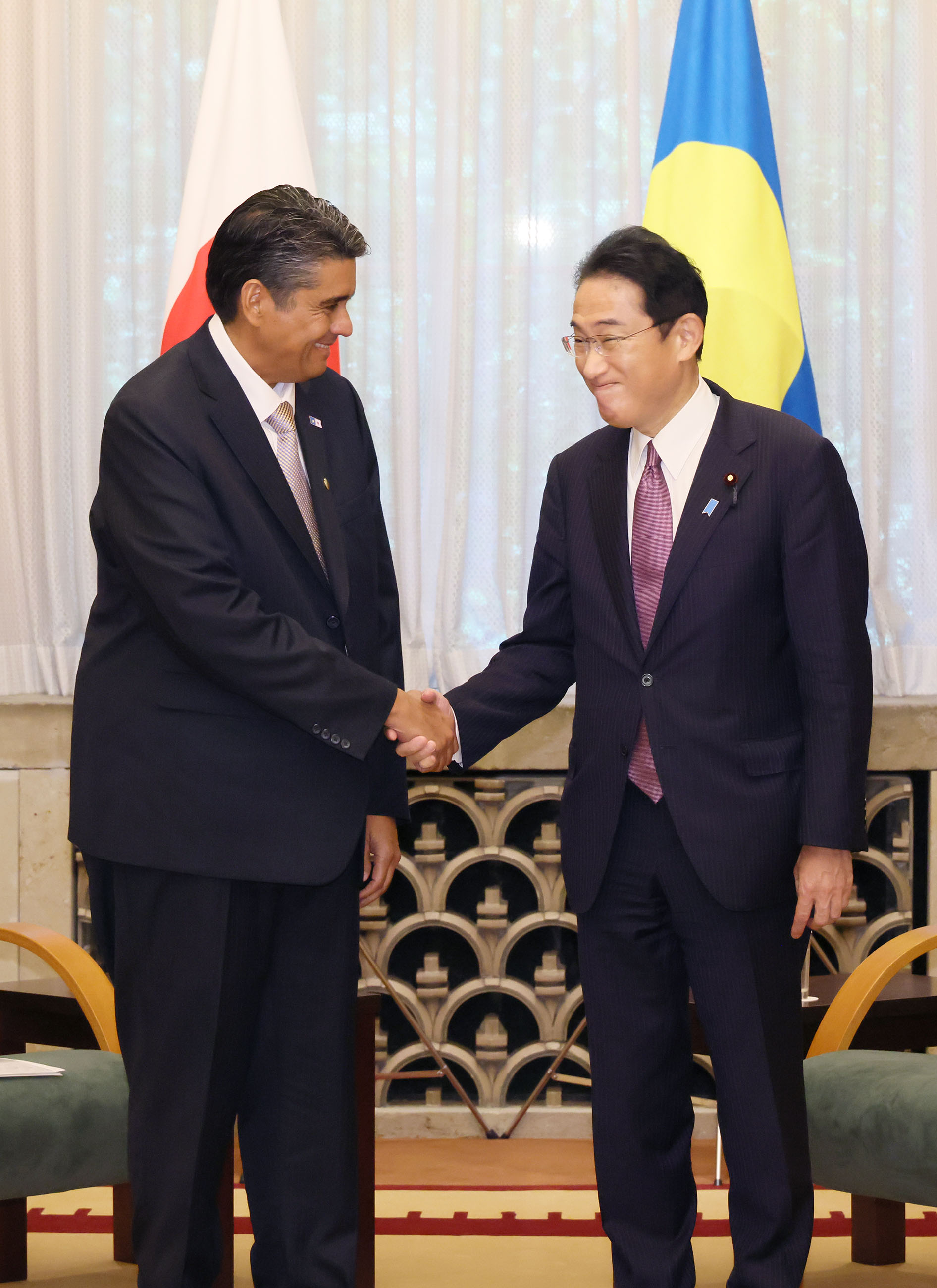 Photograph of the two leaders shaking hands (2)