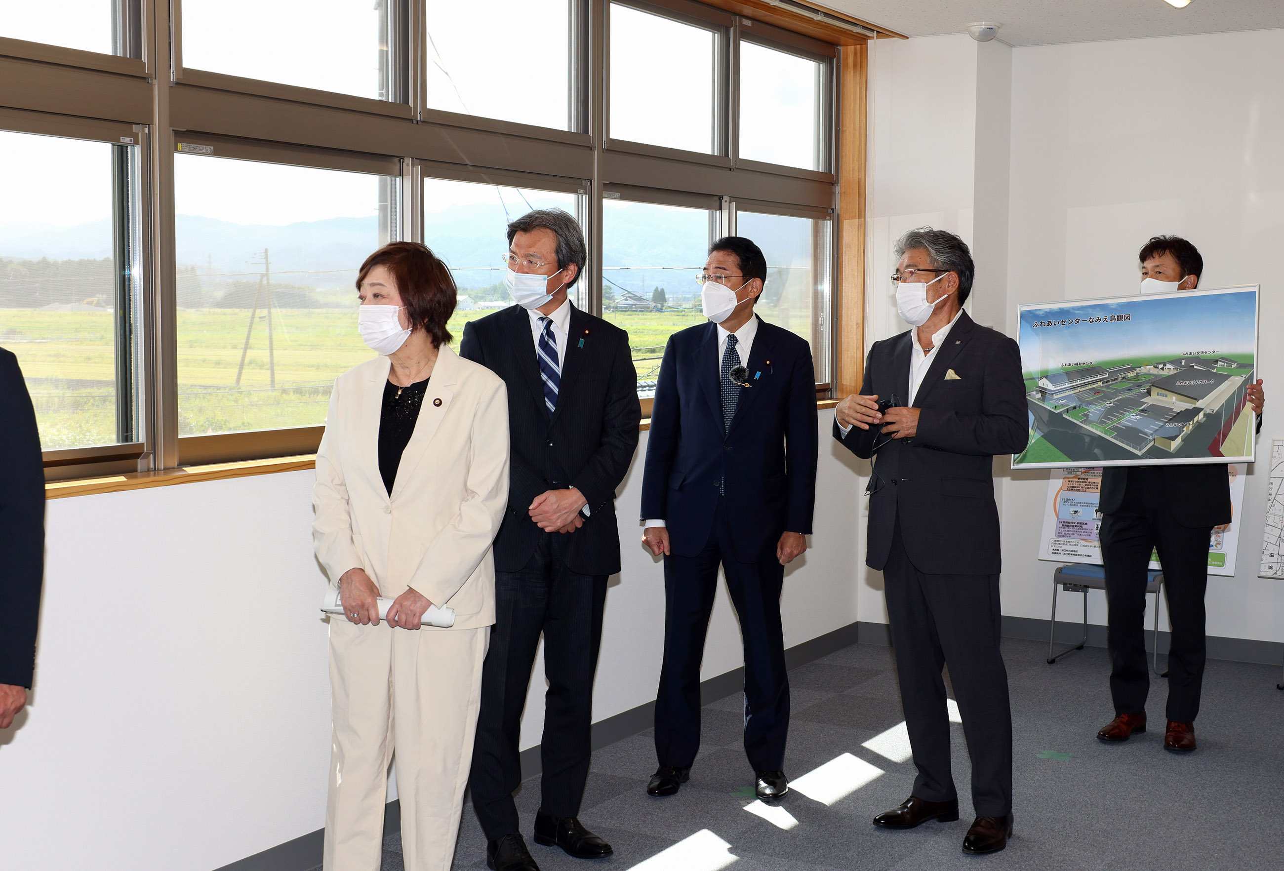 Photograph of the Prime Minister visiting a publicly owned facility in the Gongendo District (3)