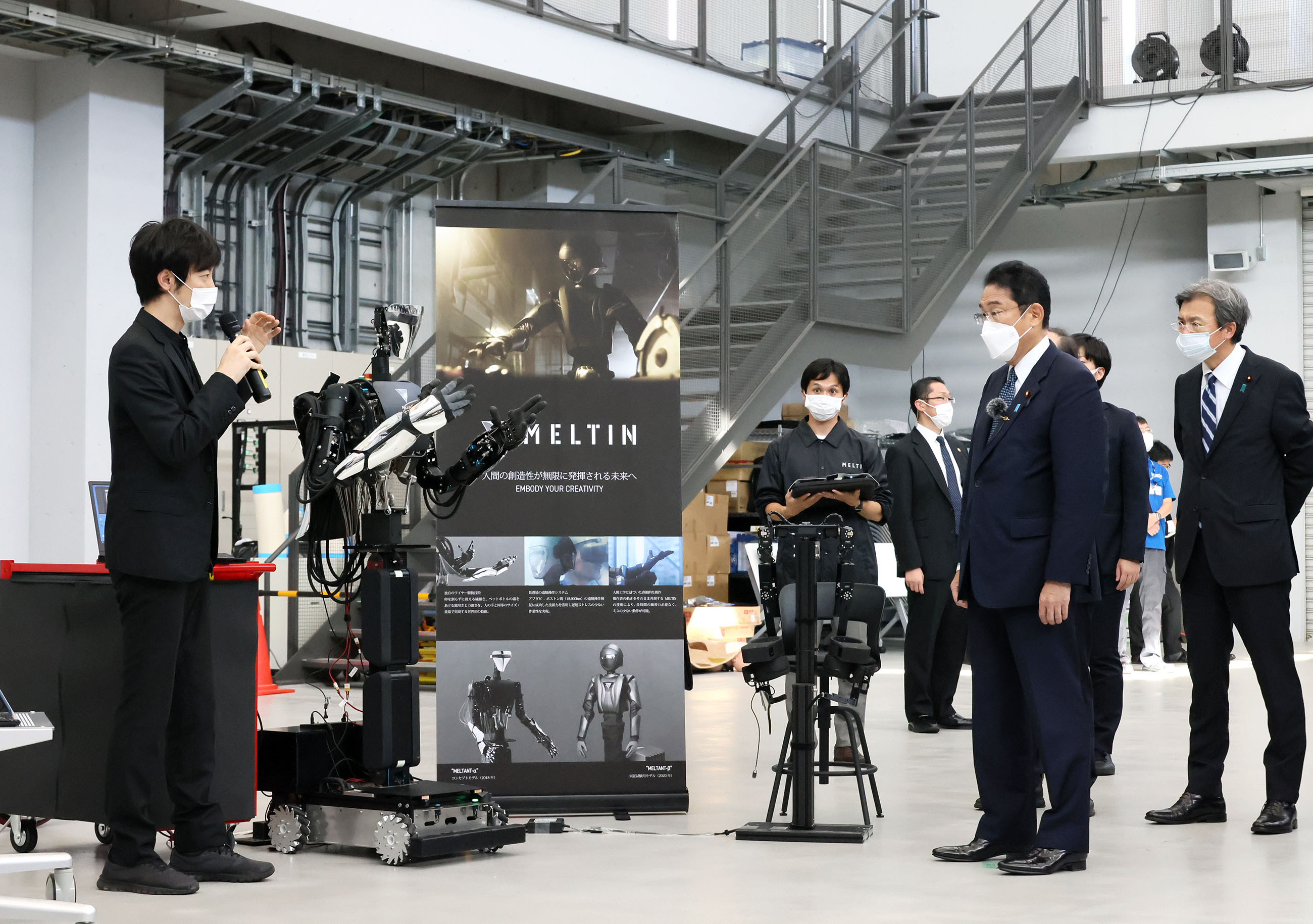 Photograph of the Prime Minister inspecting an avatar robot at the Fukushima Robot Test Field (1)