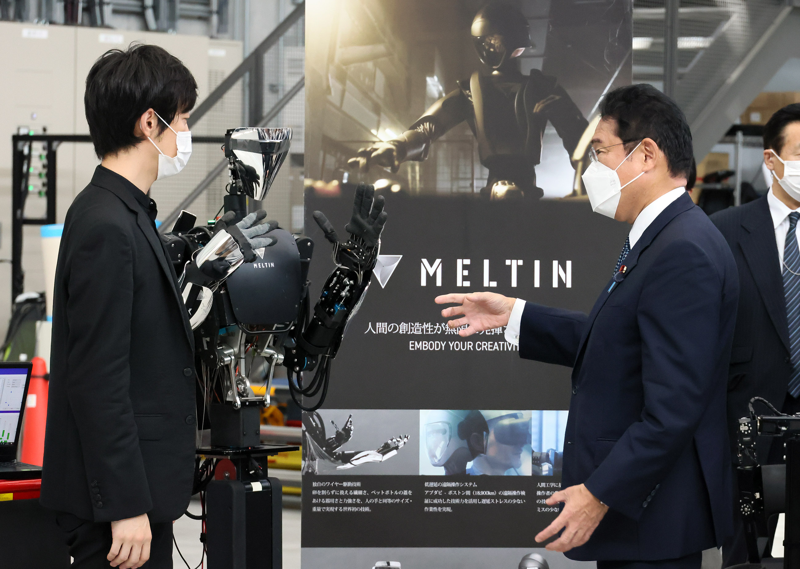 Photograph of the Prime Minister inspecting an avatar robot at the Fukushima Robot Test Field (3)