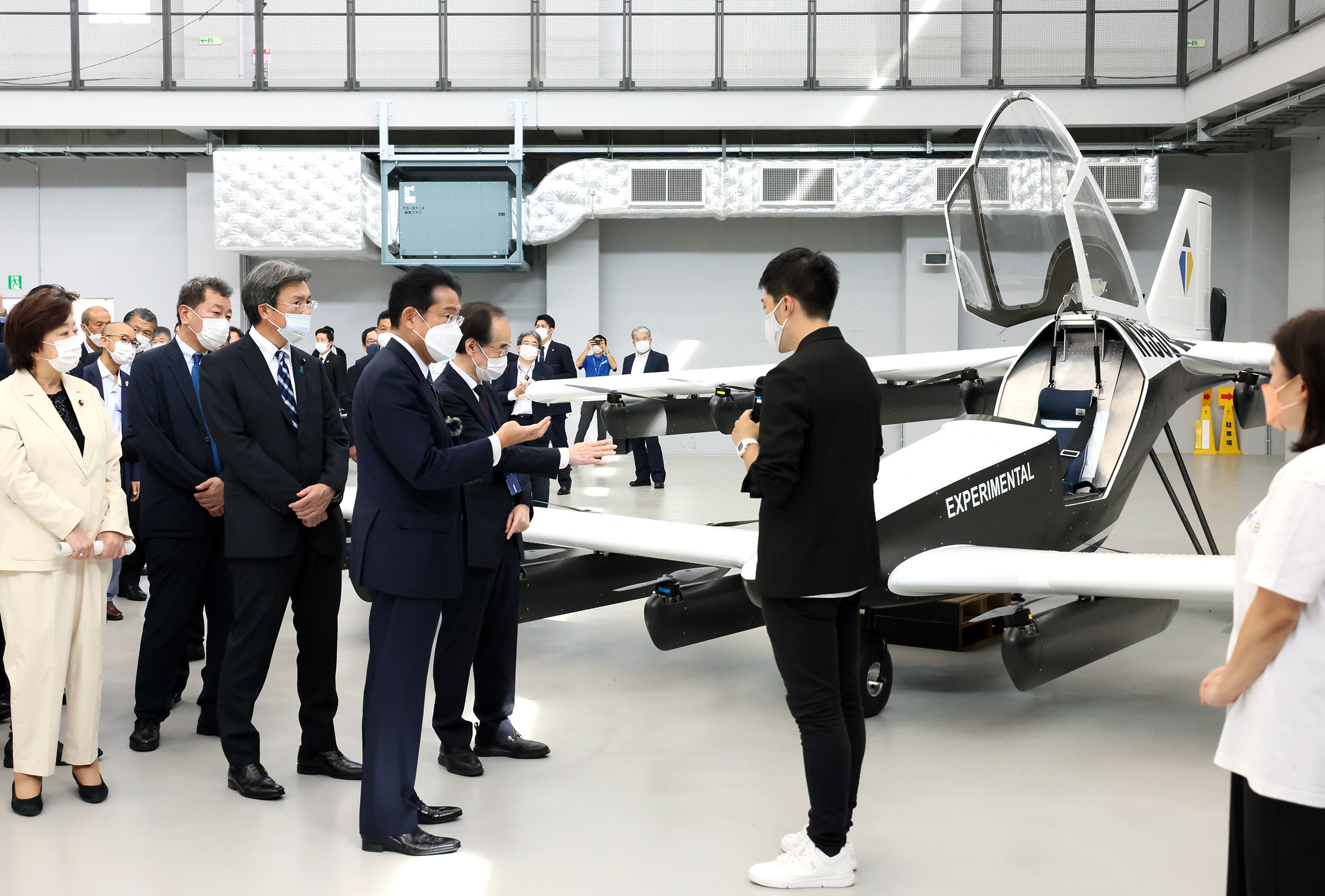 Photograph of the Prime Minister inspecting a flying car at the Fukushima Robot Test Field (1)