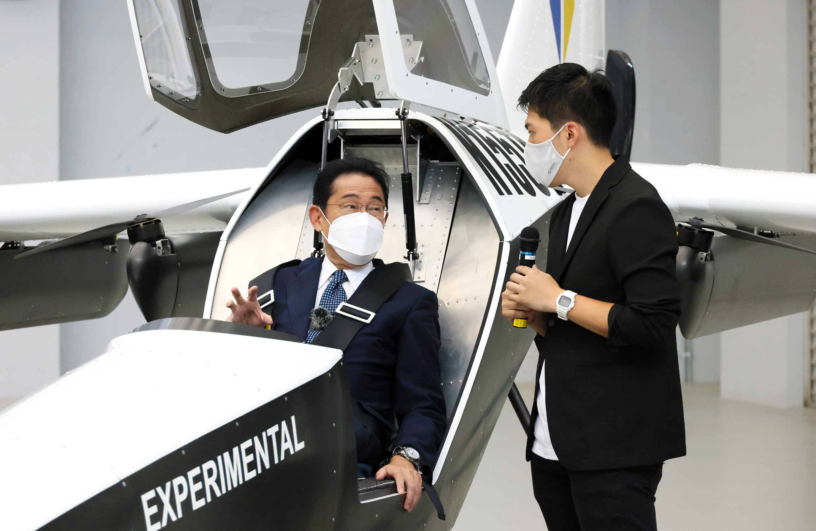 Photograph of the Prime Minister inspecting a flying car at the Fukushima Robot Test Field (2)