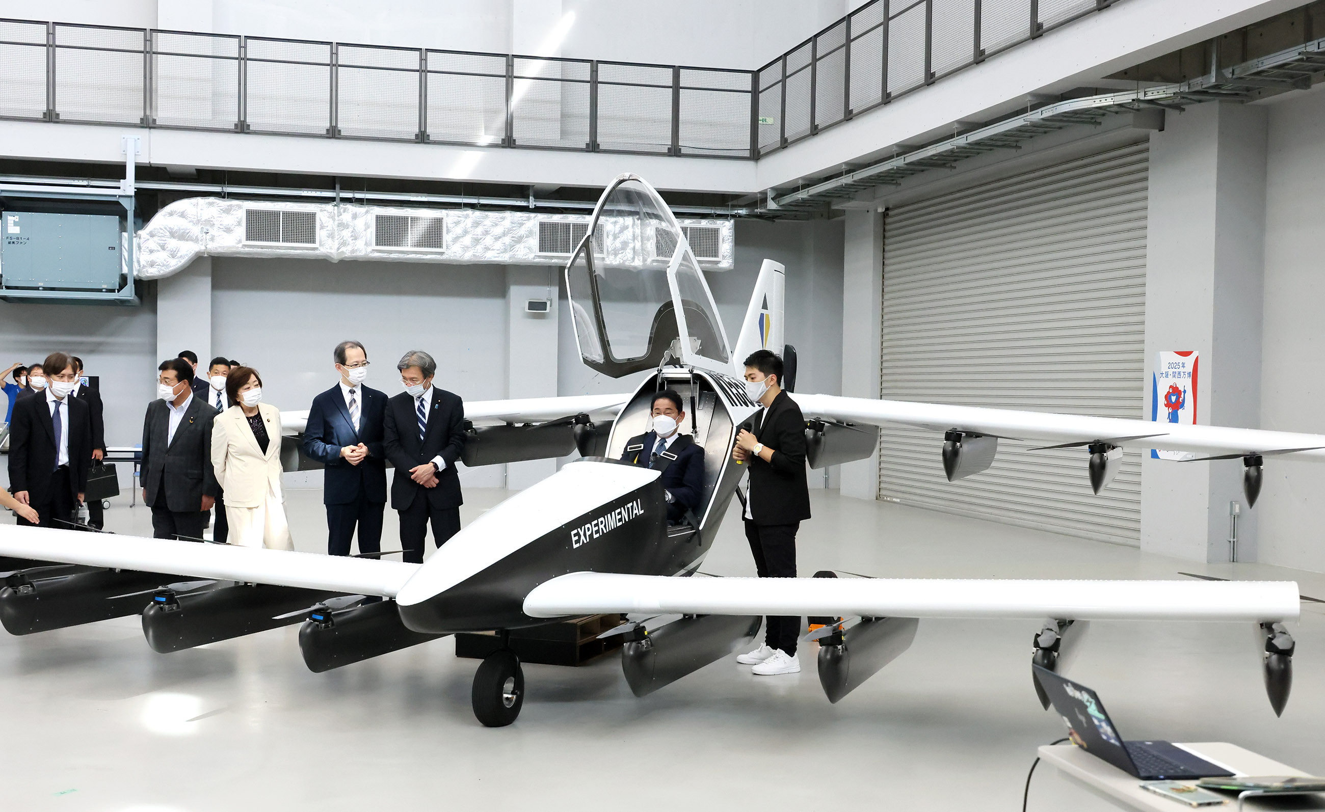 Photograph of the Prime Minister inspecting a flying car at the Fukushima Robot Test Field (3)