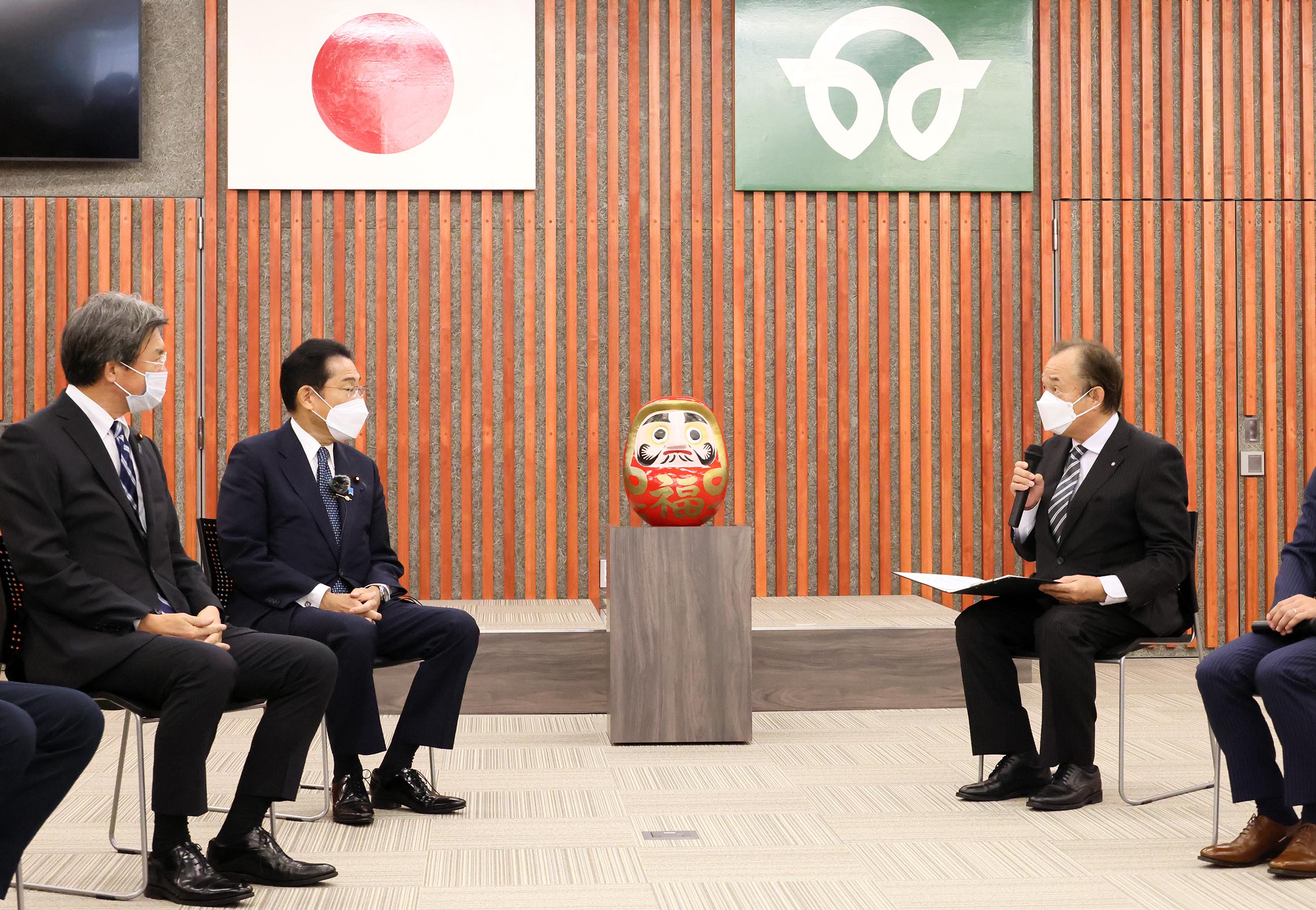 Photograph of the Prime Minister listening to other participants in an exchange of views with Futaba Town officials (1)