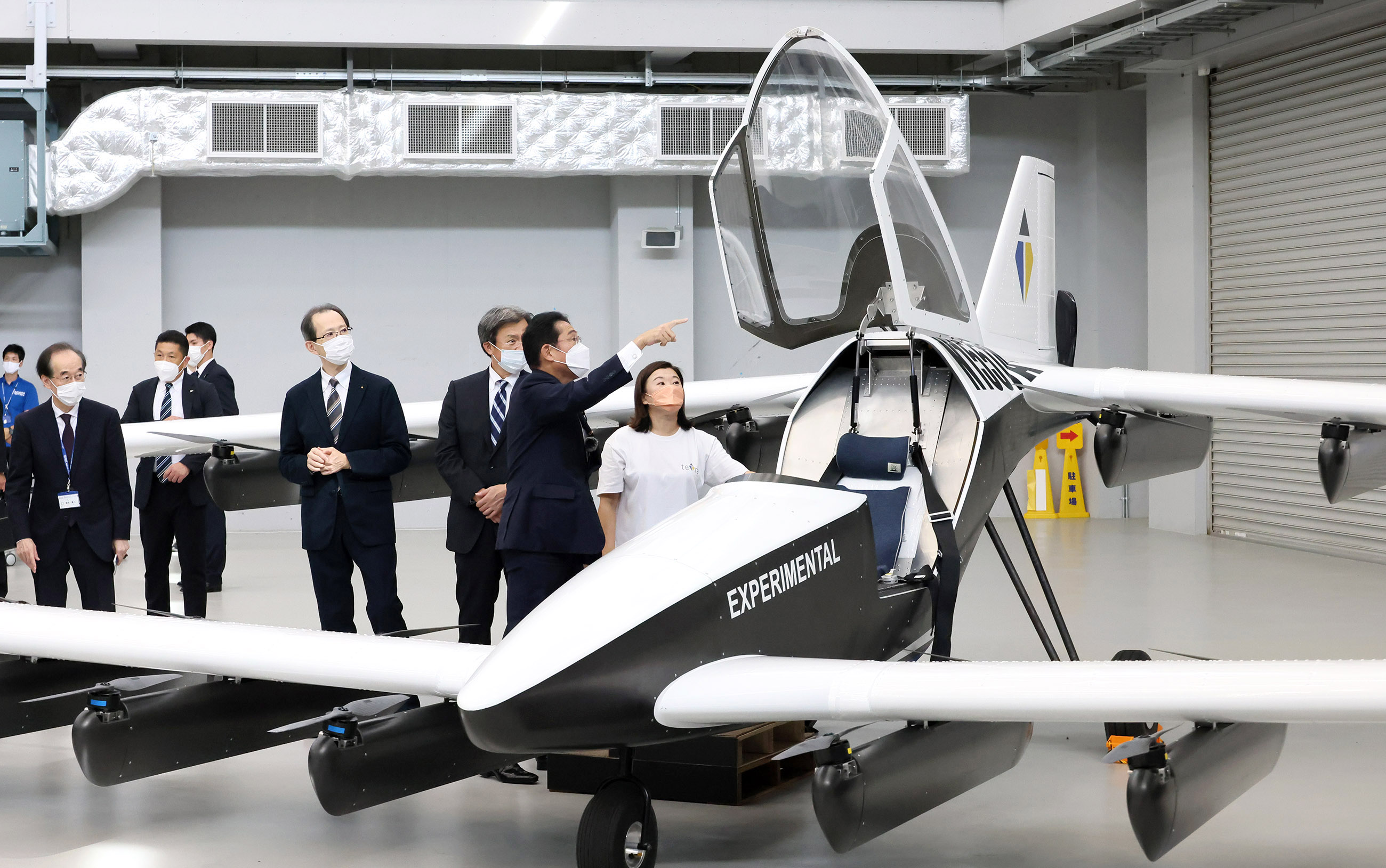 Photograph of the Prime Minister inspecting a flying car at the Fukushima Robot Test Field (4)