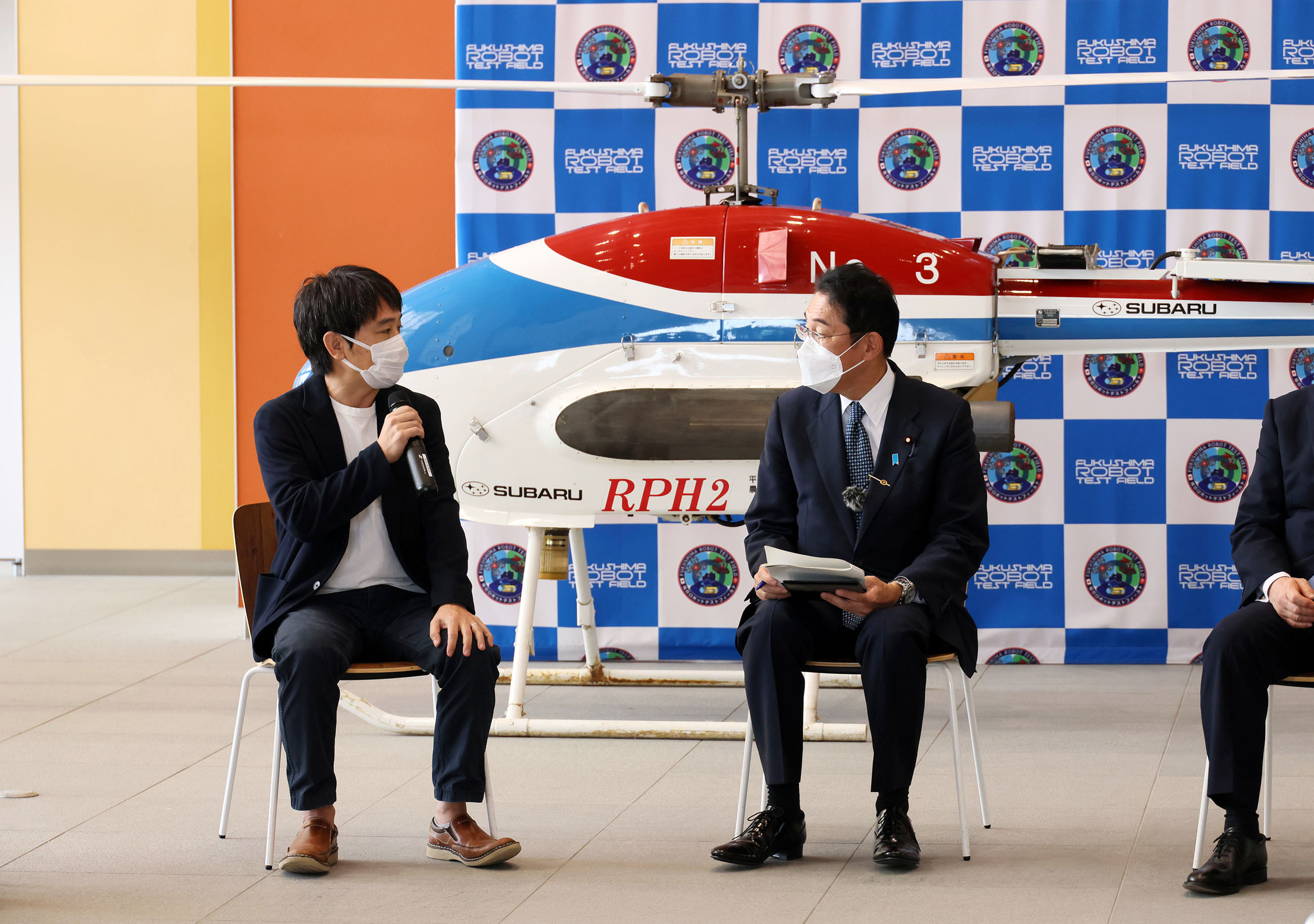 Photograph of the Prime Minister listening to other participants in an exchange of views with those involved in the Fukushima Innovation Coast Framework (1)