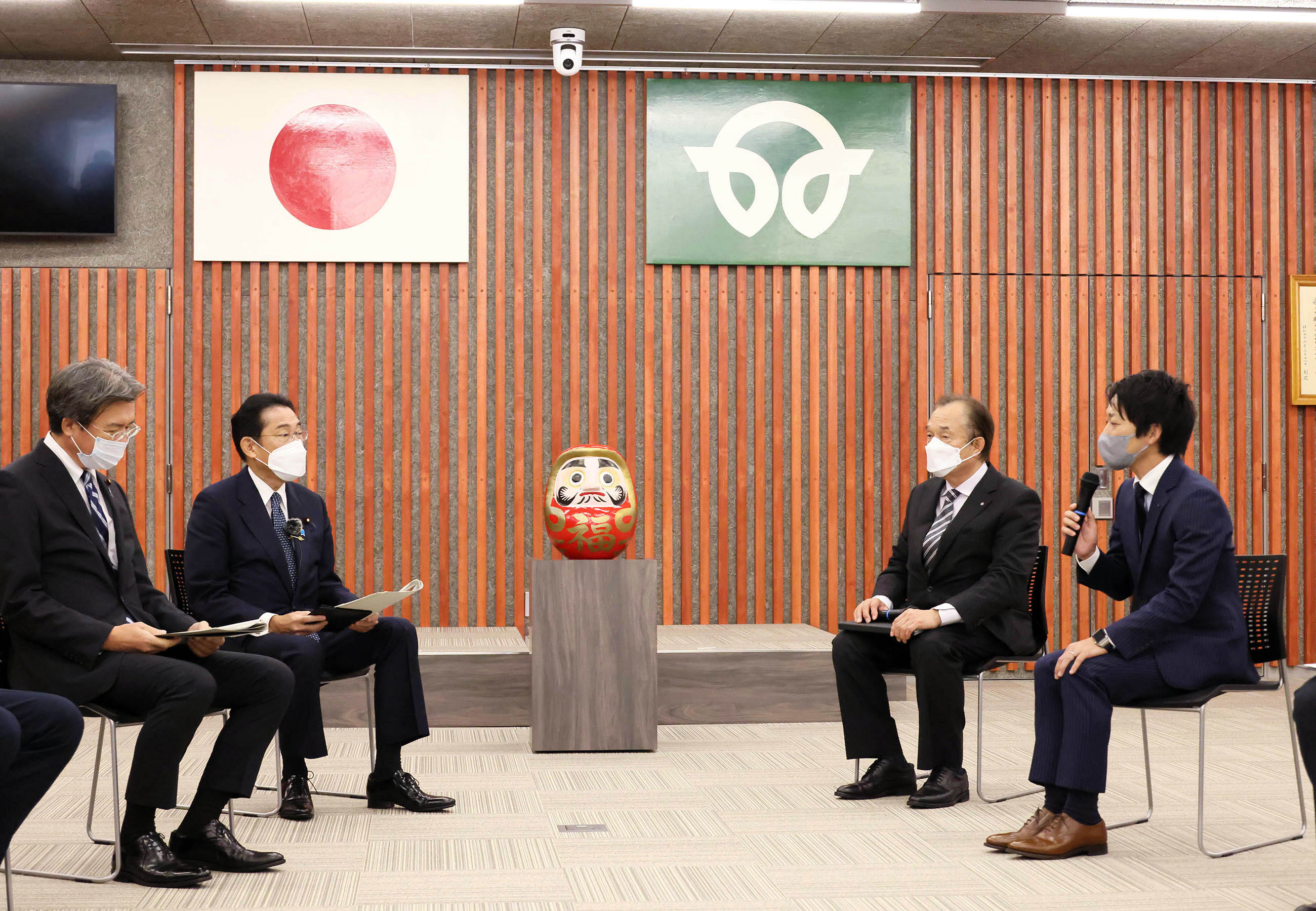 Photograph of the Prime Minister listening to other participants in an exchange of views with Futaba Town officials (2)