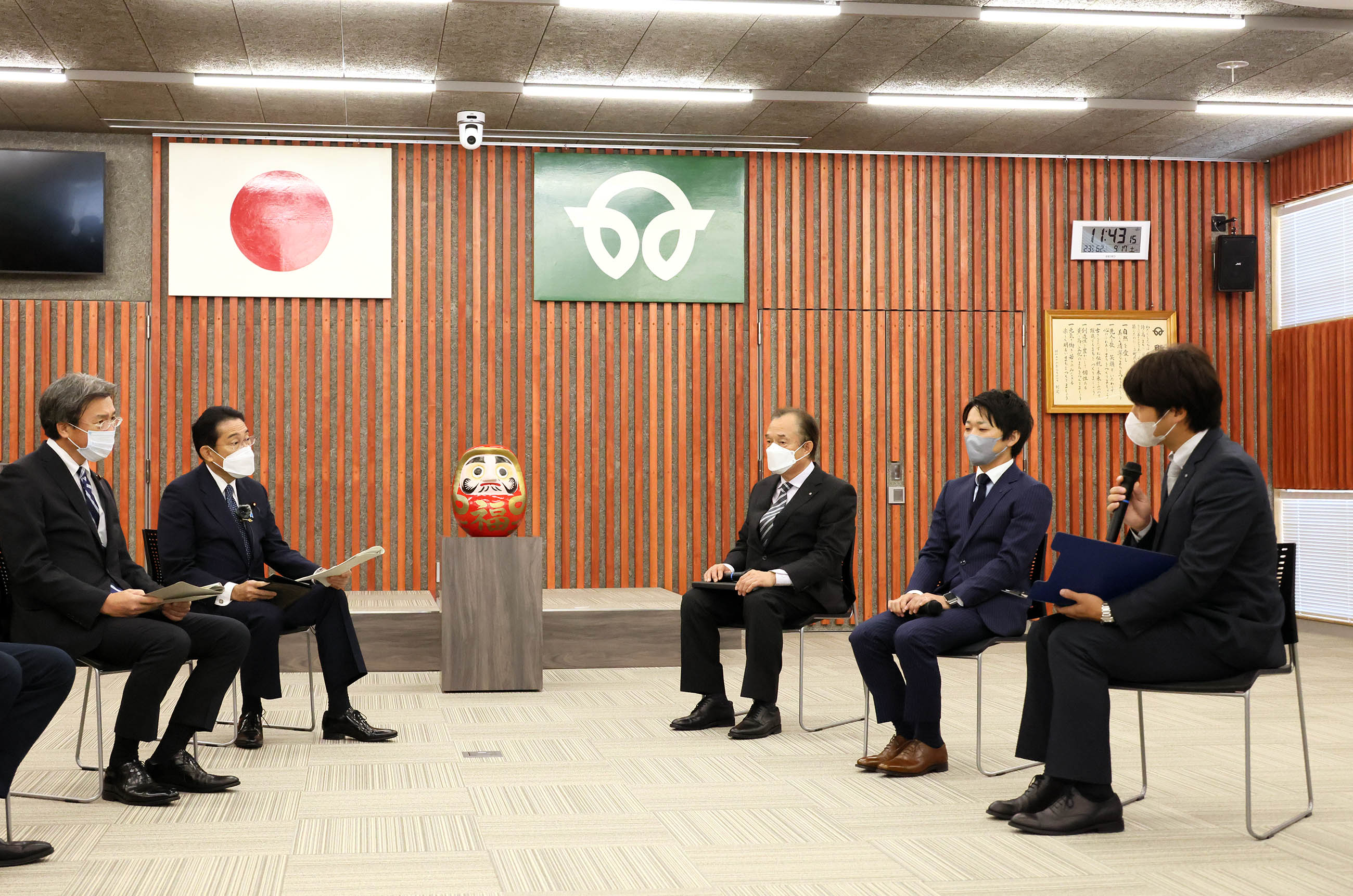 Photograph of the Prime Minister listening to other participants in an exchange of views with Futaba Town officials (3)
