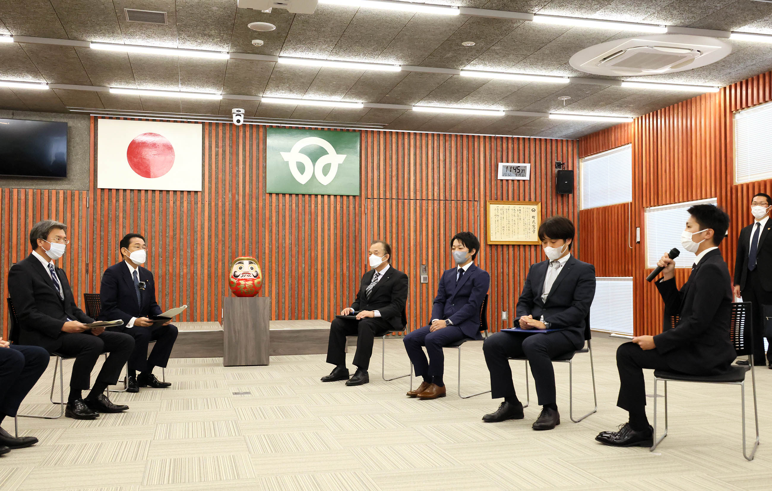 Photograph of the Prime Minister listening to other participants in an exchange of views with Futaba Town officials (4)