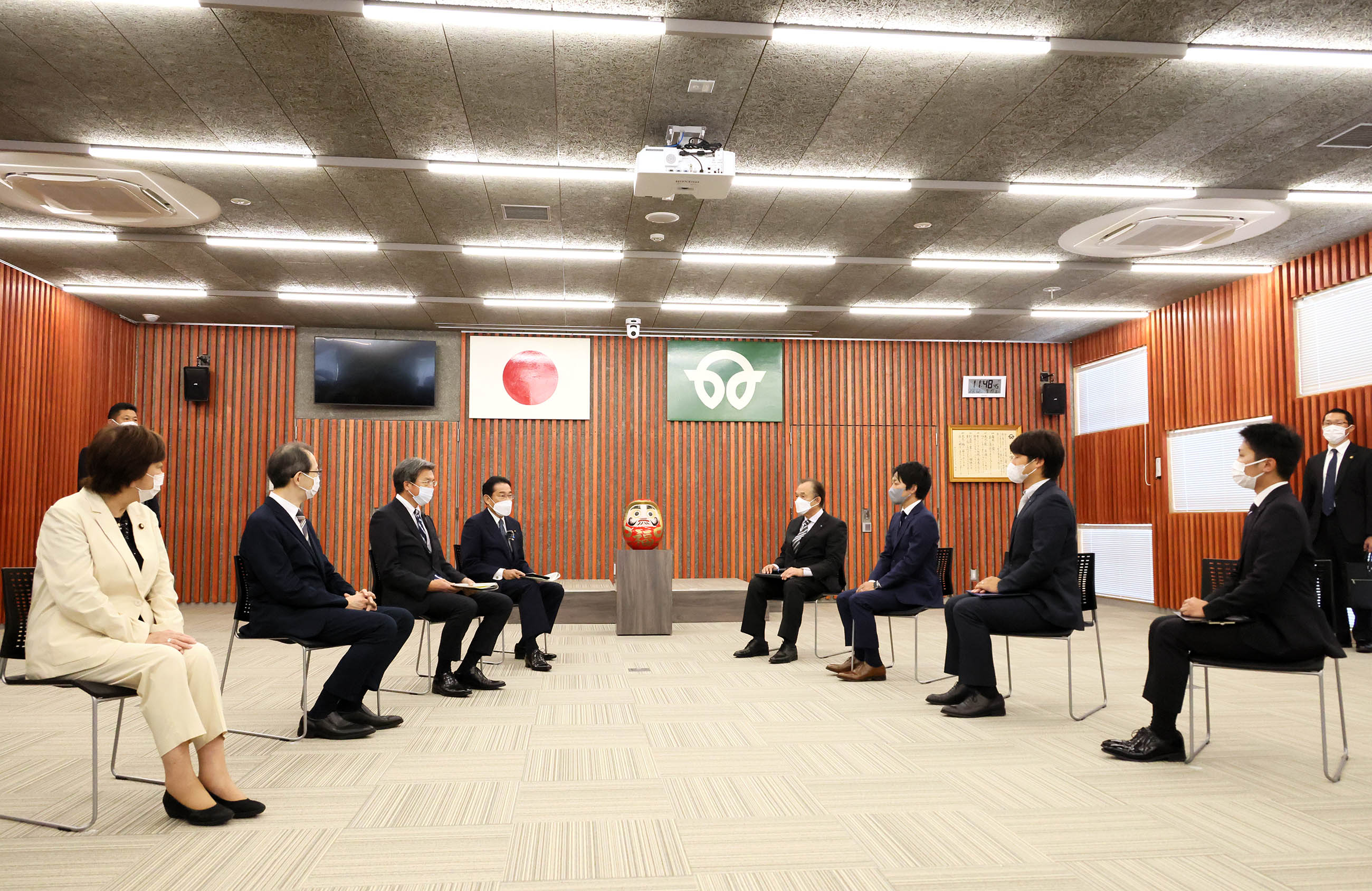 Photograph of the Prime Minister making a remark in an exchange of views with Futaba Town officials (1)