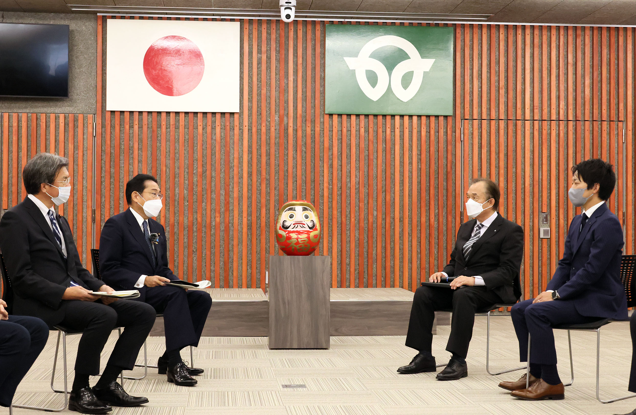 Photograph of the Prime Minister making a remark in an exchange of views with Futaba Town officials (2)