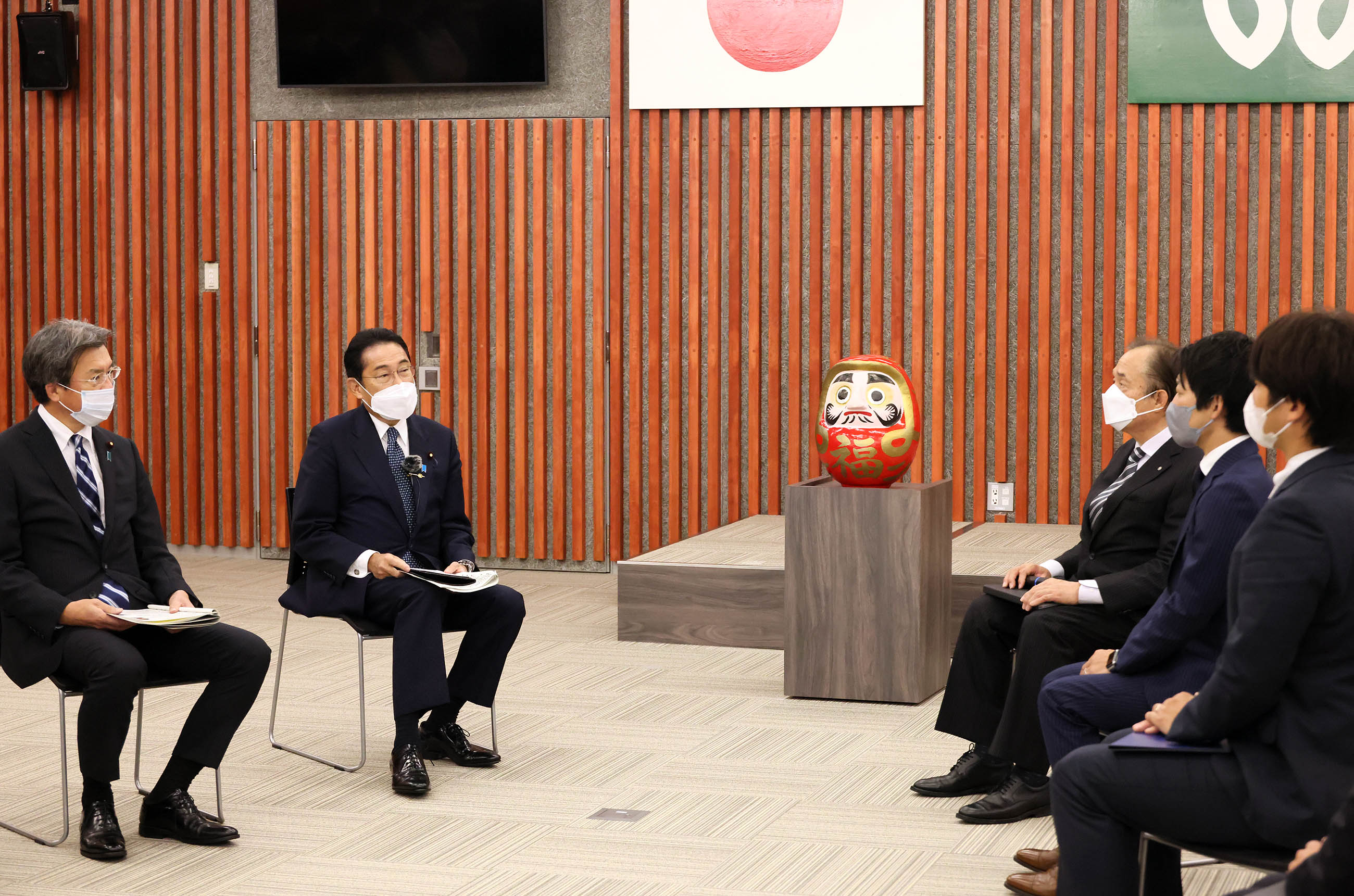 Photograph of the Prime Minister making a remark in an exchange of views with Futaba Town officials (3)