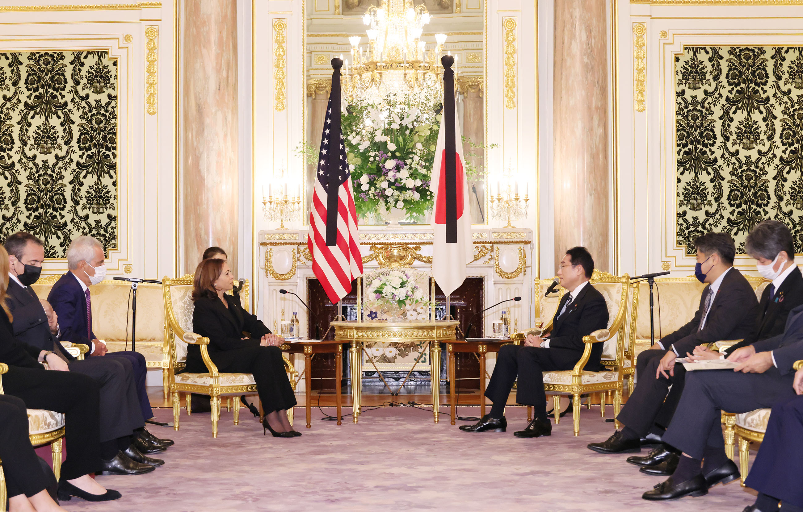 Photograph of the Prime Minister receiving a courtesy call from U.S. Vice President Kamala Harris (2)