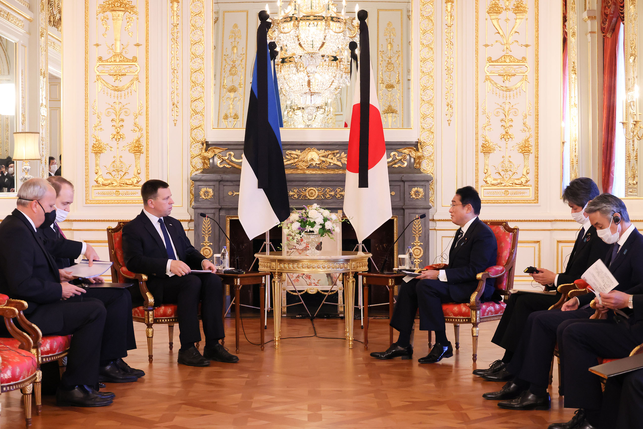 Photograph of the Prime Minister holding a meeting with President of the Estonian Parliament Ratas (2)