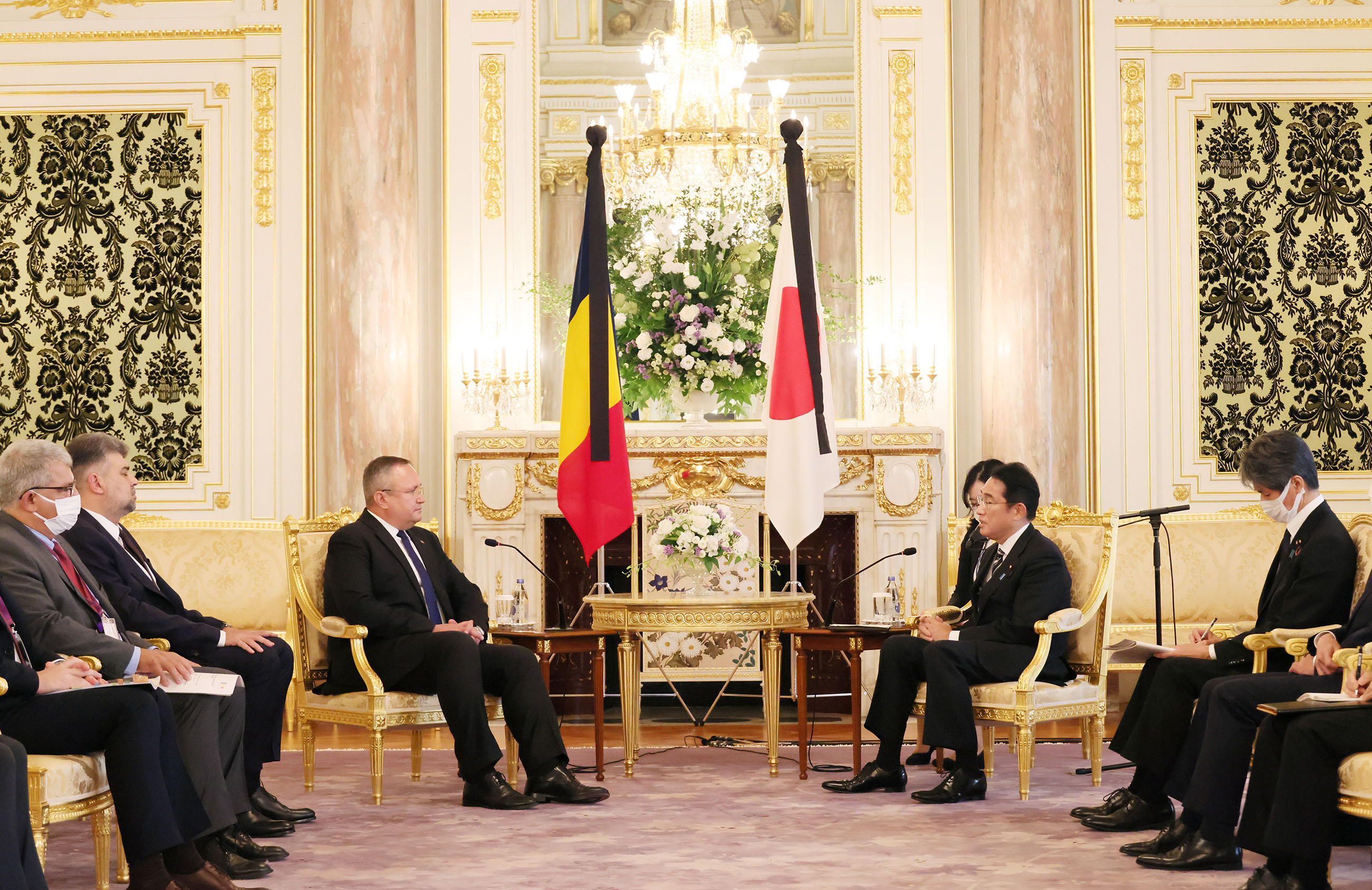 Photograph of the Prime Minister holding a meeting with Romanian Prime Minister Ciuca (1)