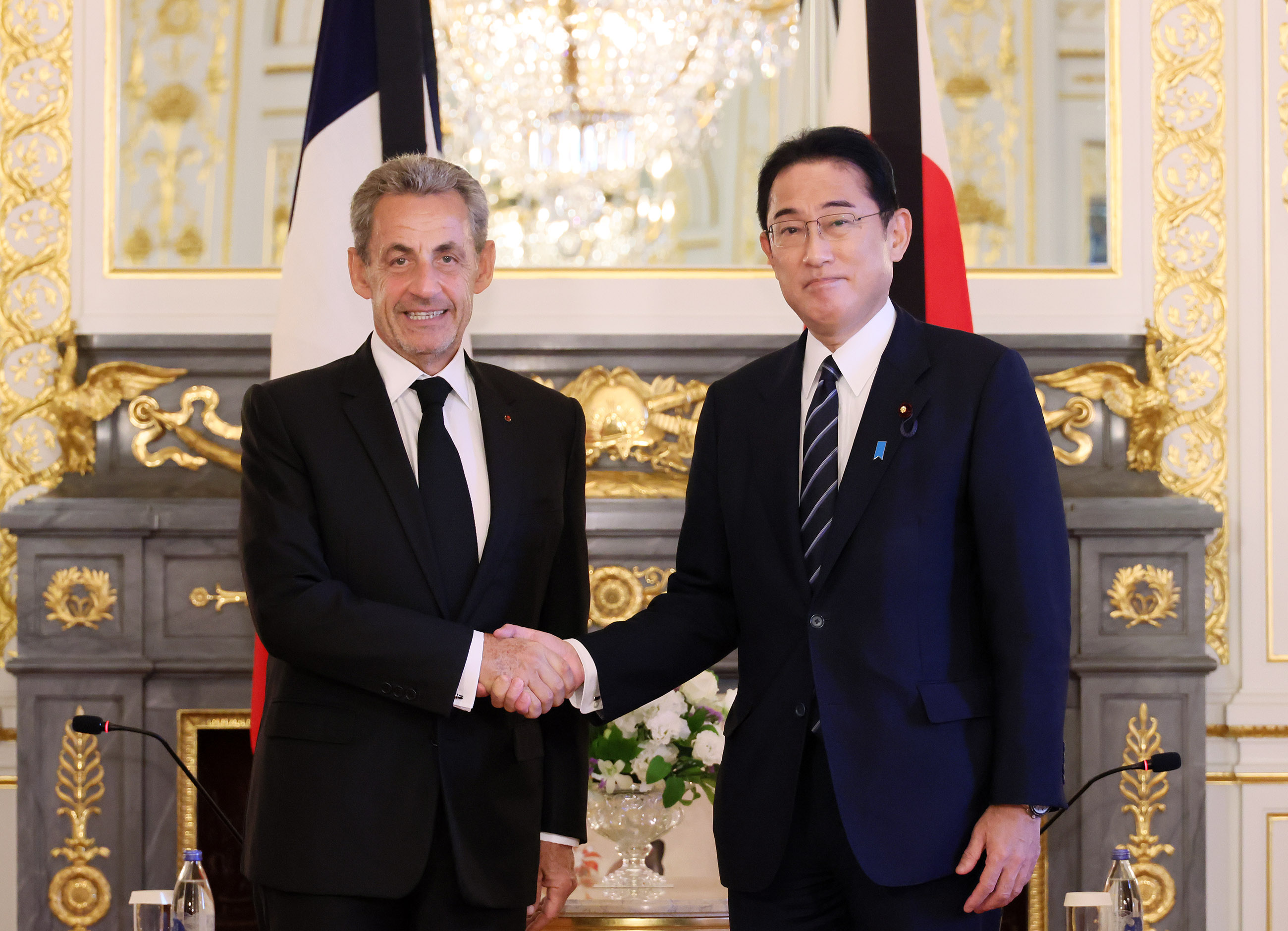 Photograph of the Prime Minister holding a meeting with former French President Sarkozy (1)