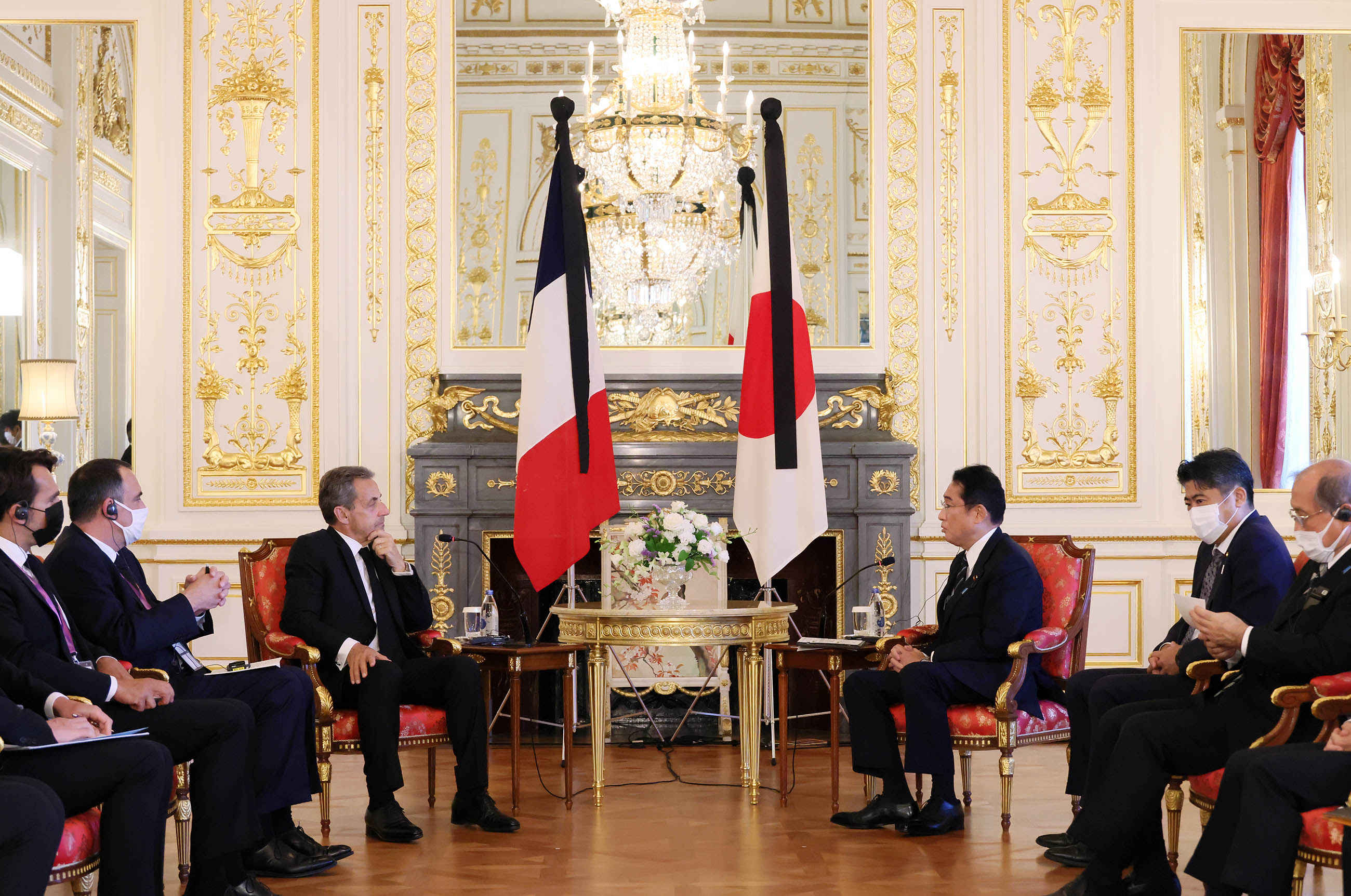 Photograph of the Prime Minister holding a meeting with former French President Sarkozy (2)
