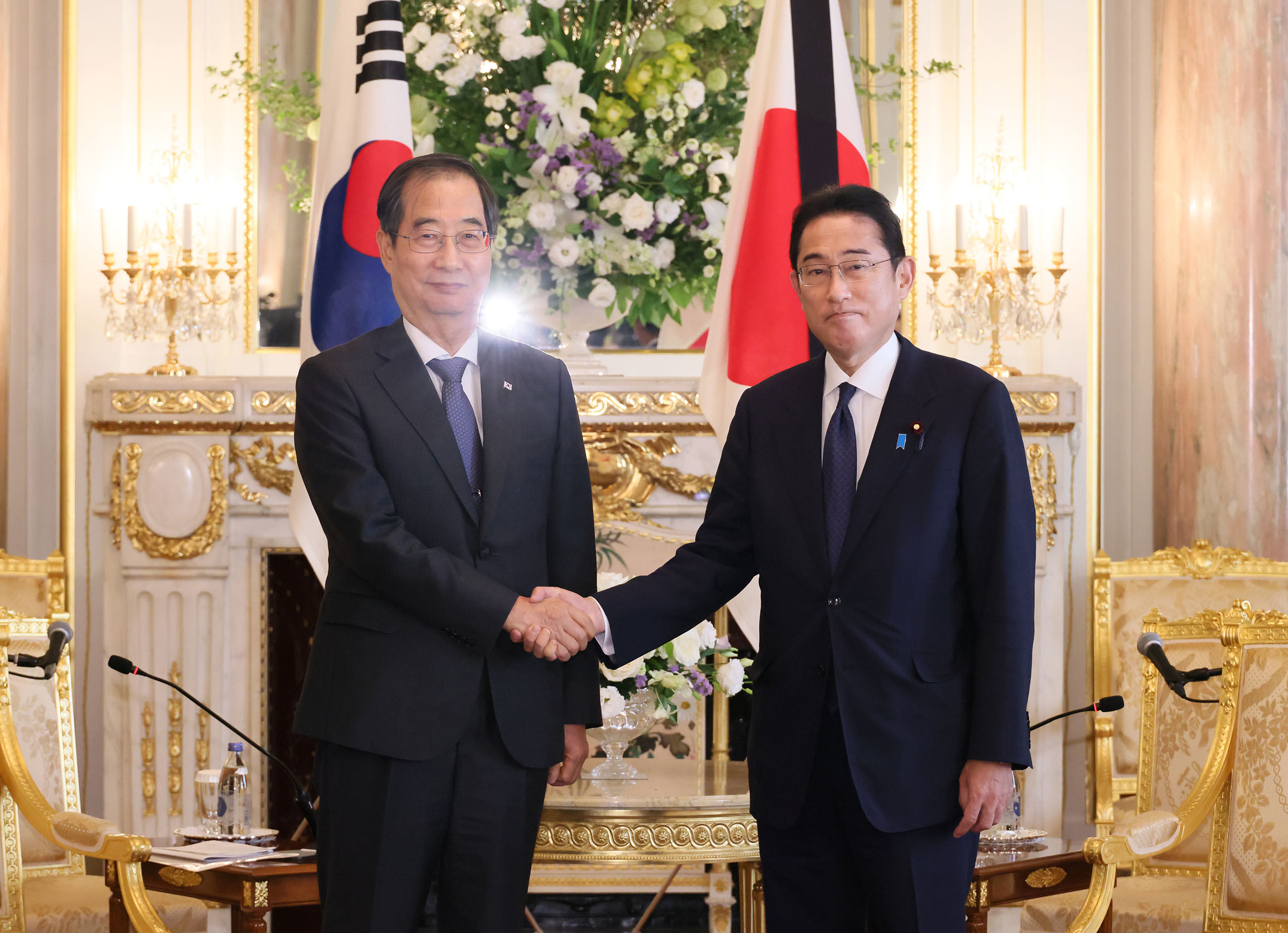 Photograph of the Prime Minister receiving a courtesy call from Prime Minister Han Duck-soo of ROK (1)