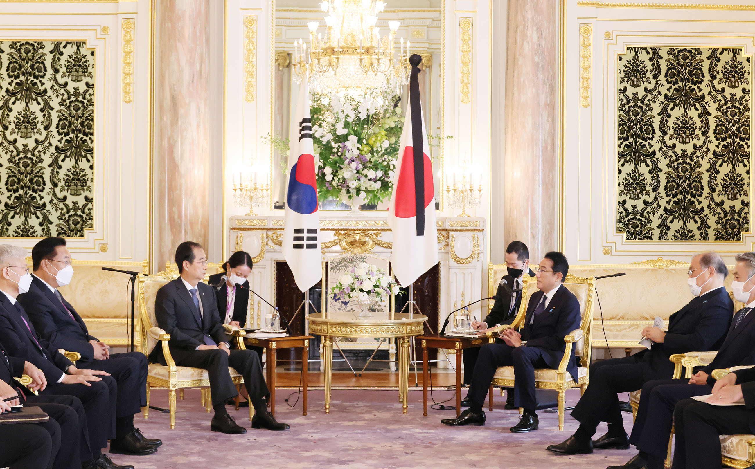 Photograph of the Prime Minister receiving a courtesy call from Prime Minister Han Duck-soo of ROK (2)
