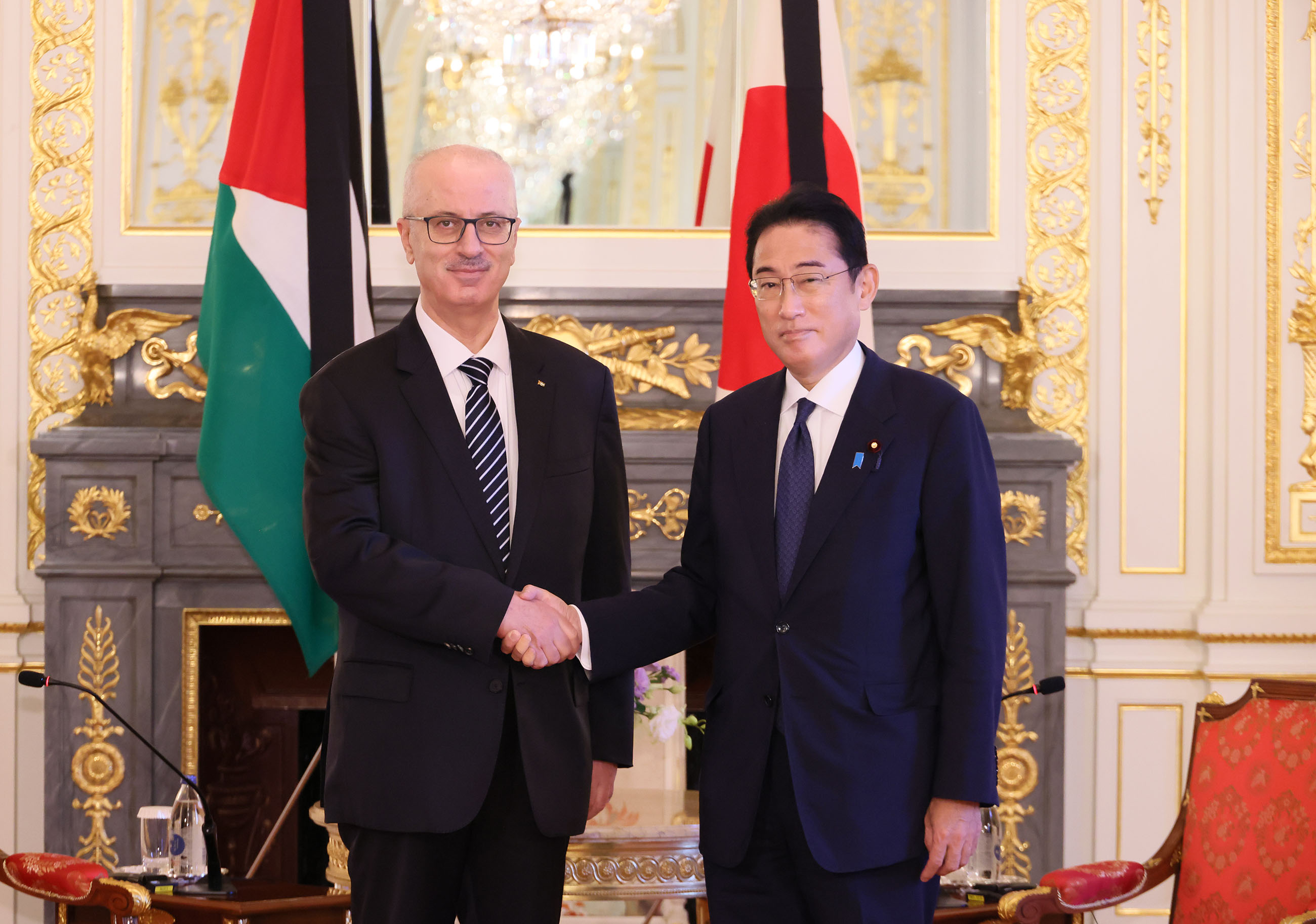 Photograph of the Prime Minister holding a meeting with former Prime Minister Hamdallah of Palestine (1)