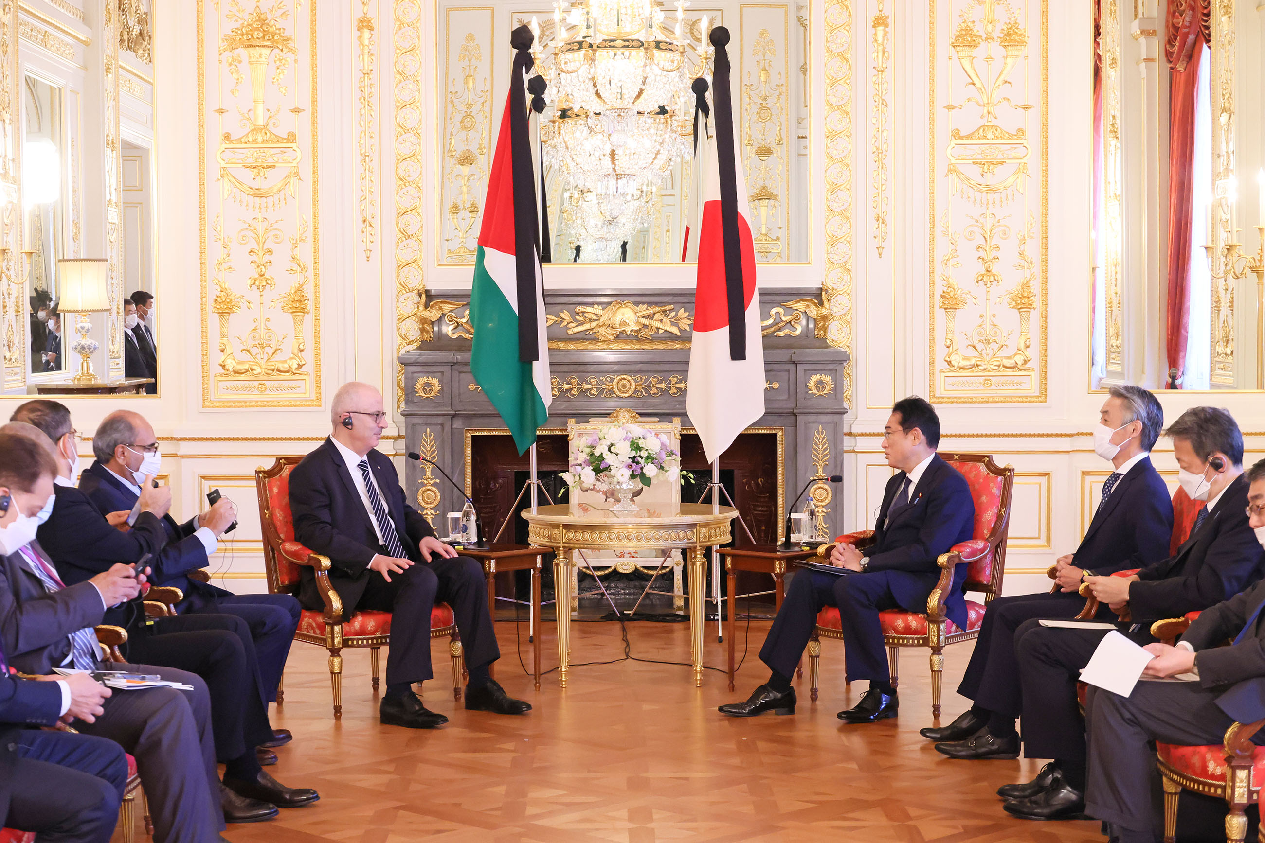 Photograph of the Prime Minister holding a meeting with former Prime Minister Hamdallah of Palestine (2)