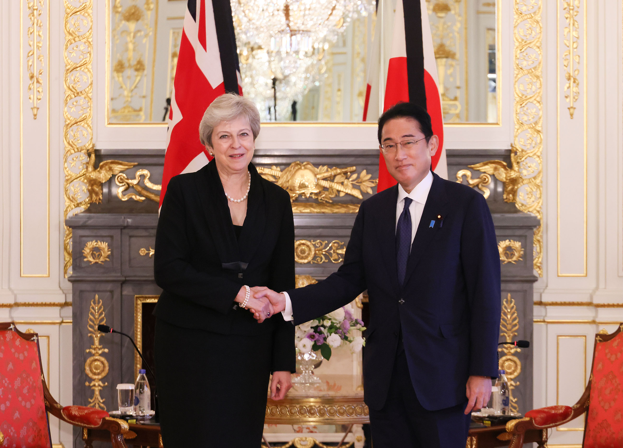 Photograph of the Prime Minister holding a meeting with former Prime Minister May of the United Kingdom (1)