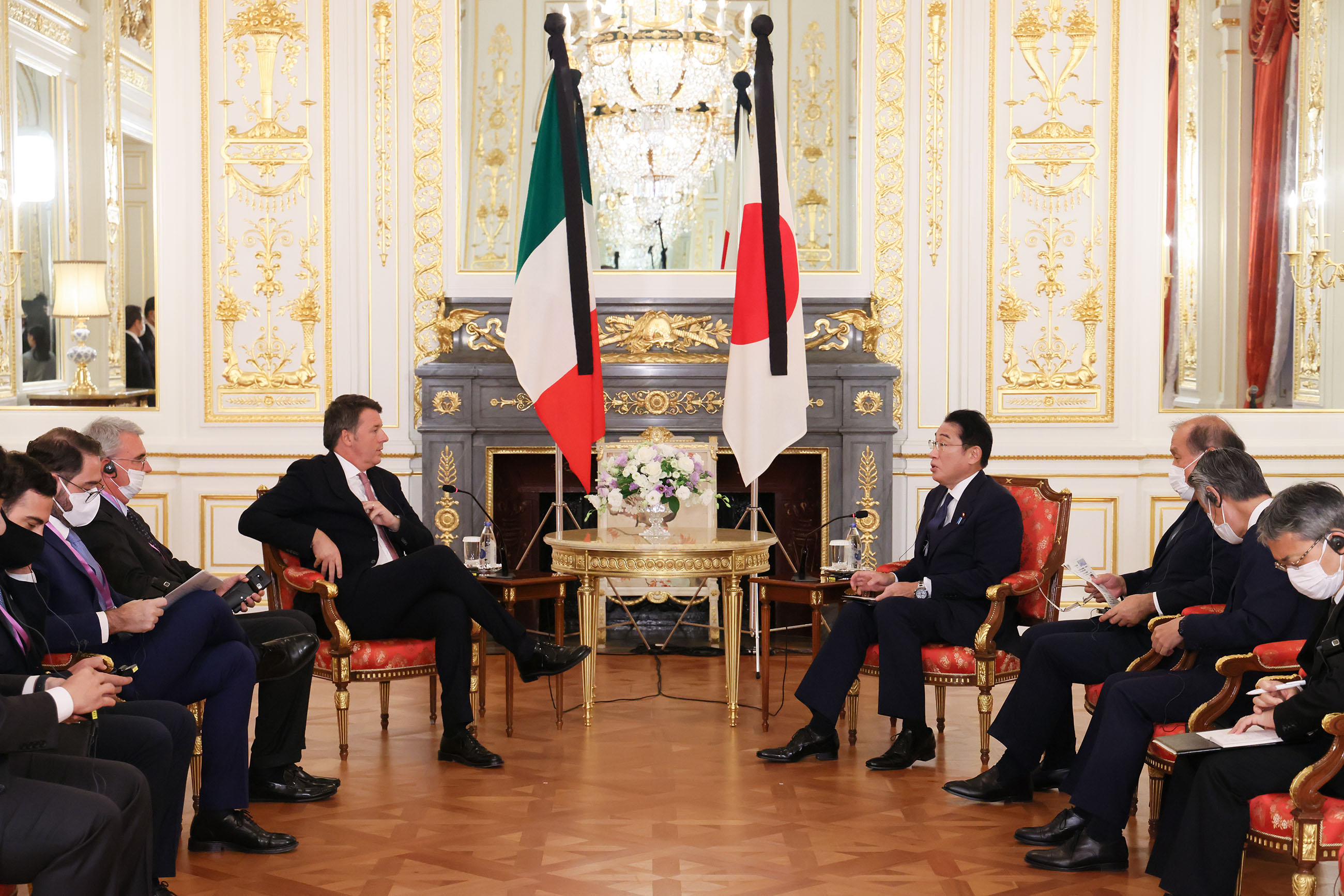 Photograph of the Prime Minister holding a meeting with former Prime Minister Renzi of Italy (2)