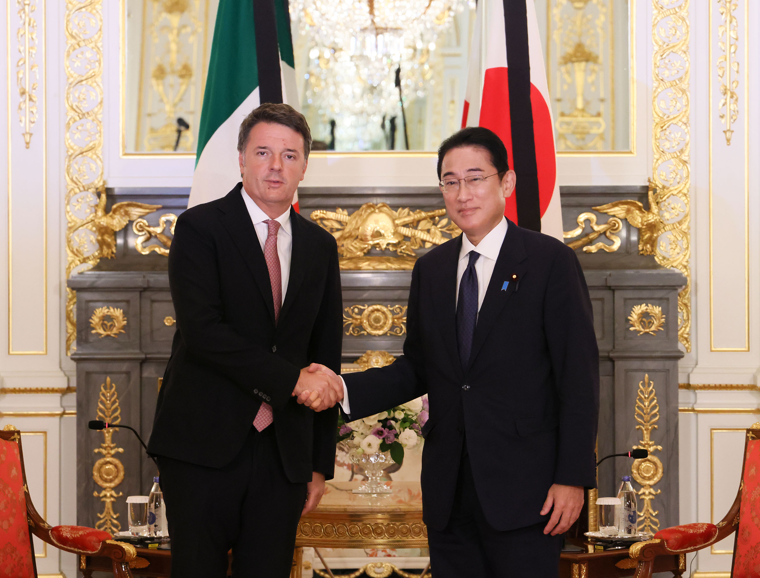 Photograph of the Prime Minister holding a meeting with former Prime Minister Renzi of Italy (1)