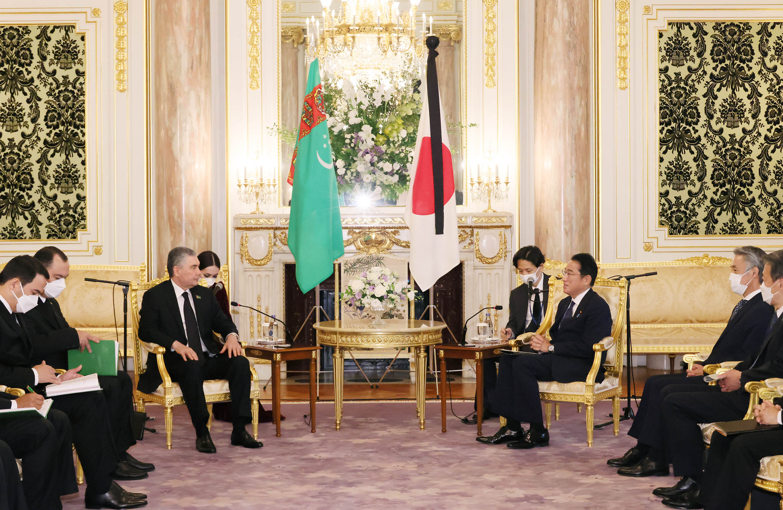 Photograph of the Prime Minister holding a meeting with Chairman of the Halk Maslakhaty of the Milli Gengesh of Turkmenistan Berdumuhamedov (2)