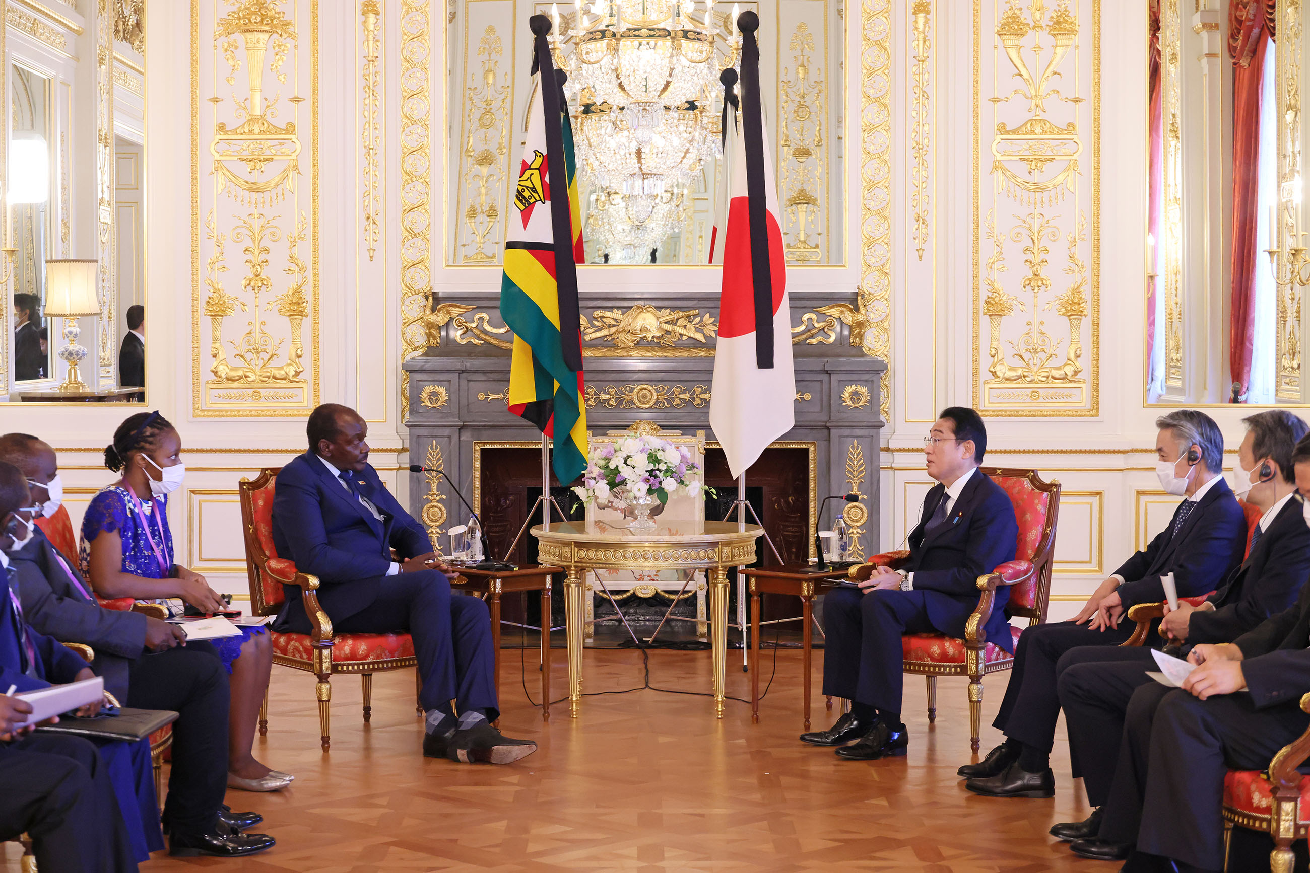 Photograph of the Prime Minister receiving a courtesy call from Vice Presisdent Mohadi of Zimbabwe (2)