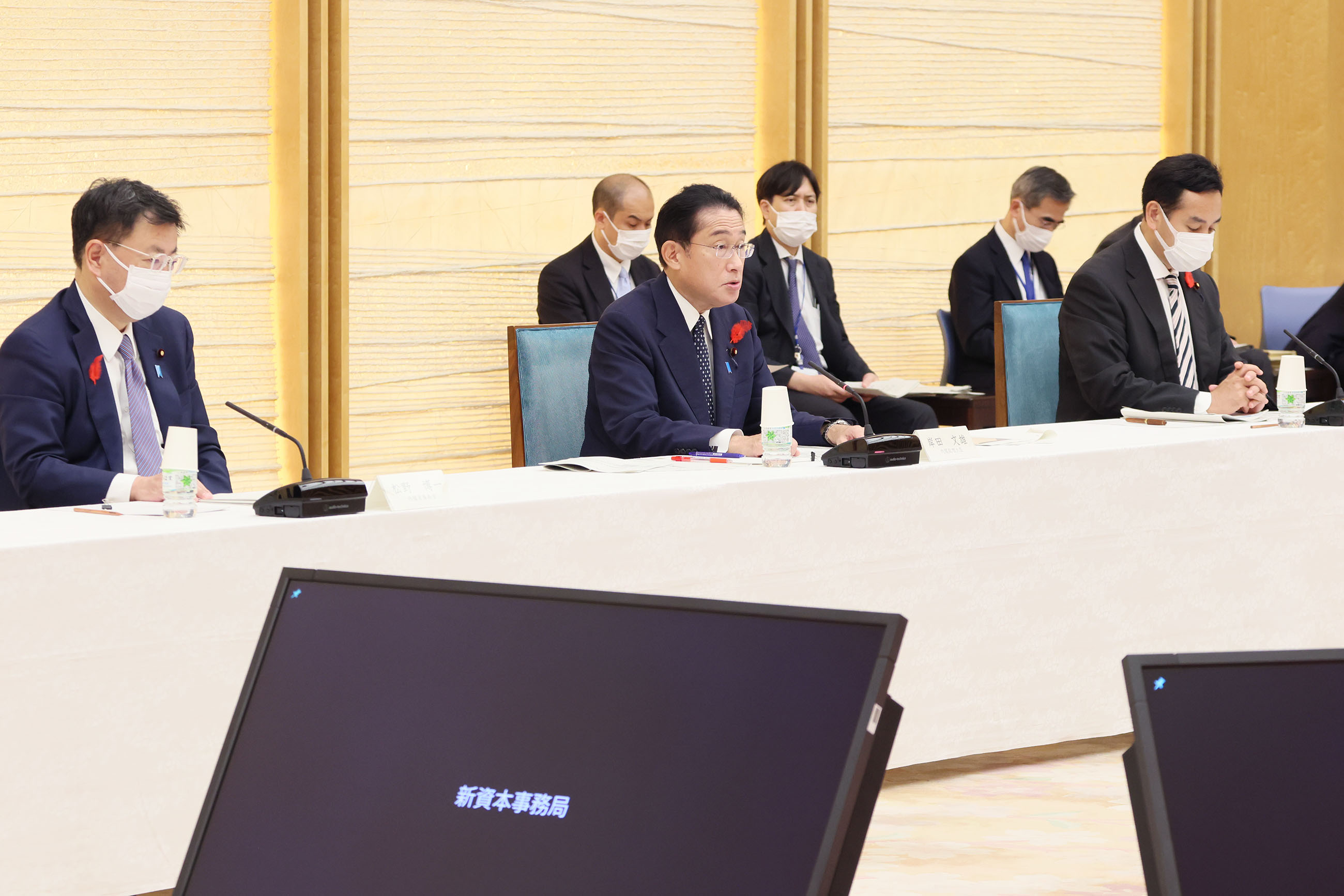Photograph of the Prime Minister wrapping up a meeting (1)