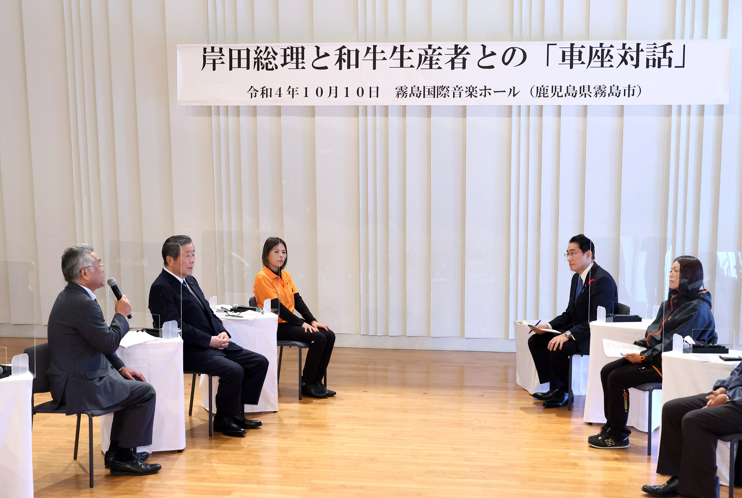 Photograph of the Prime Minister listening to other participants at a roundtable talk (4)