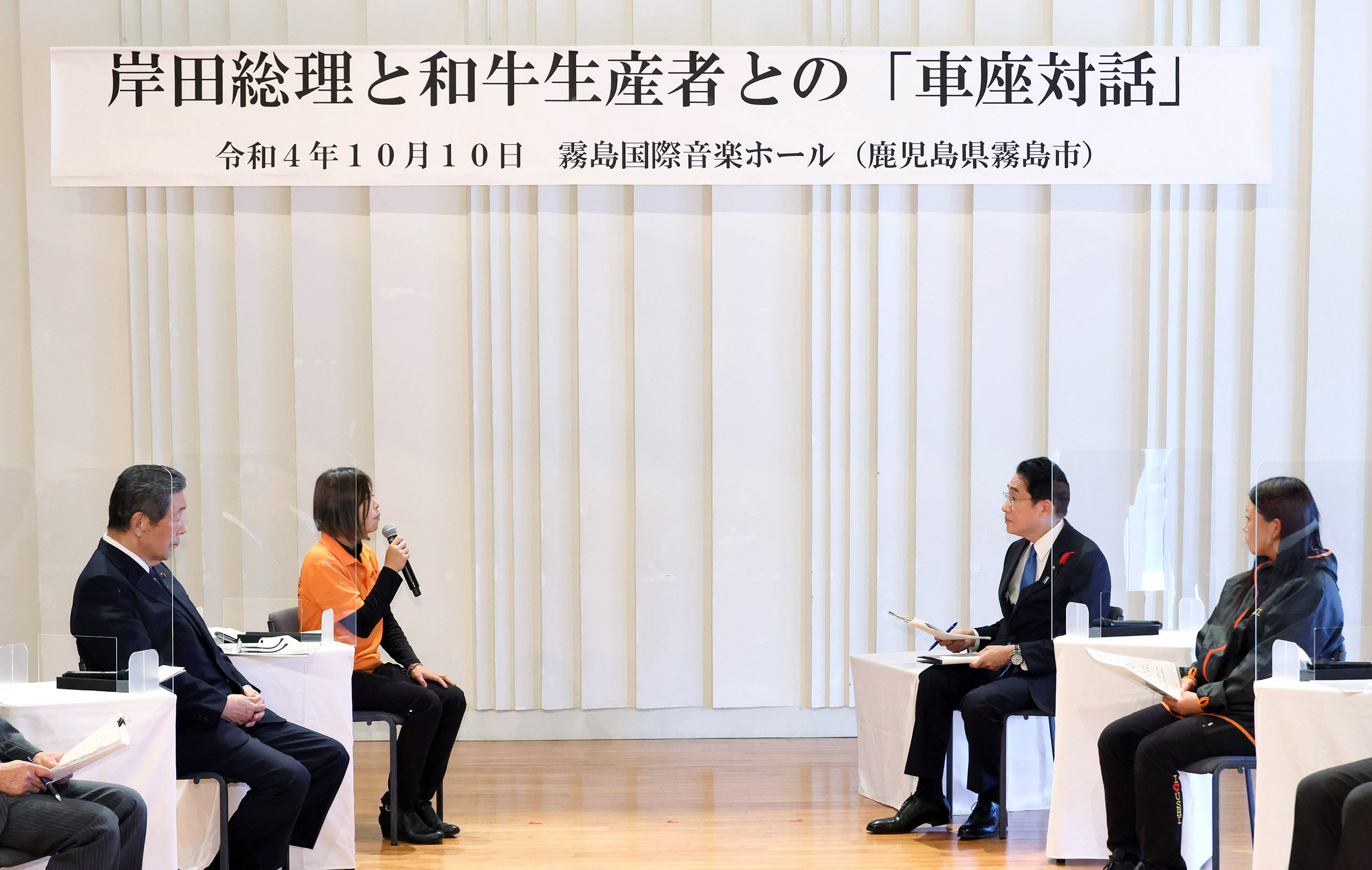 Photograph of the Prime Minister listening to other participants at a roundtable talk (5)