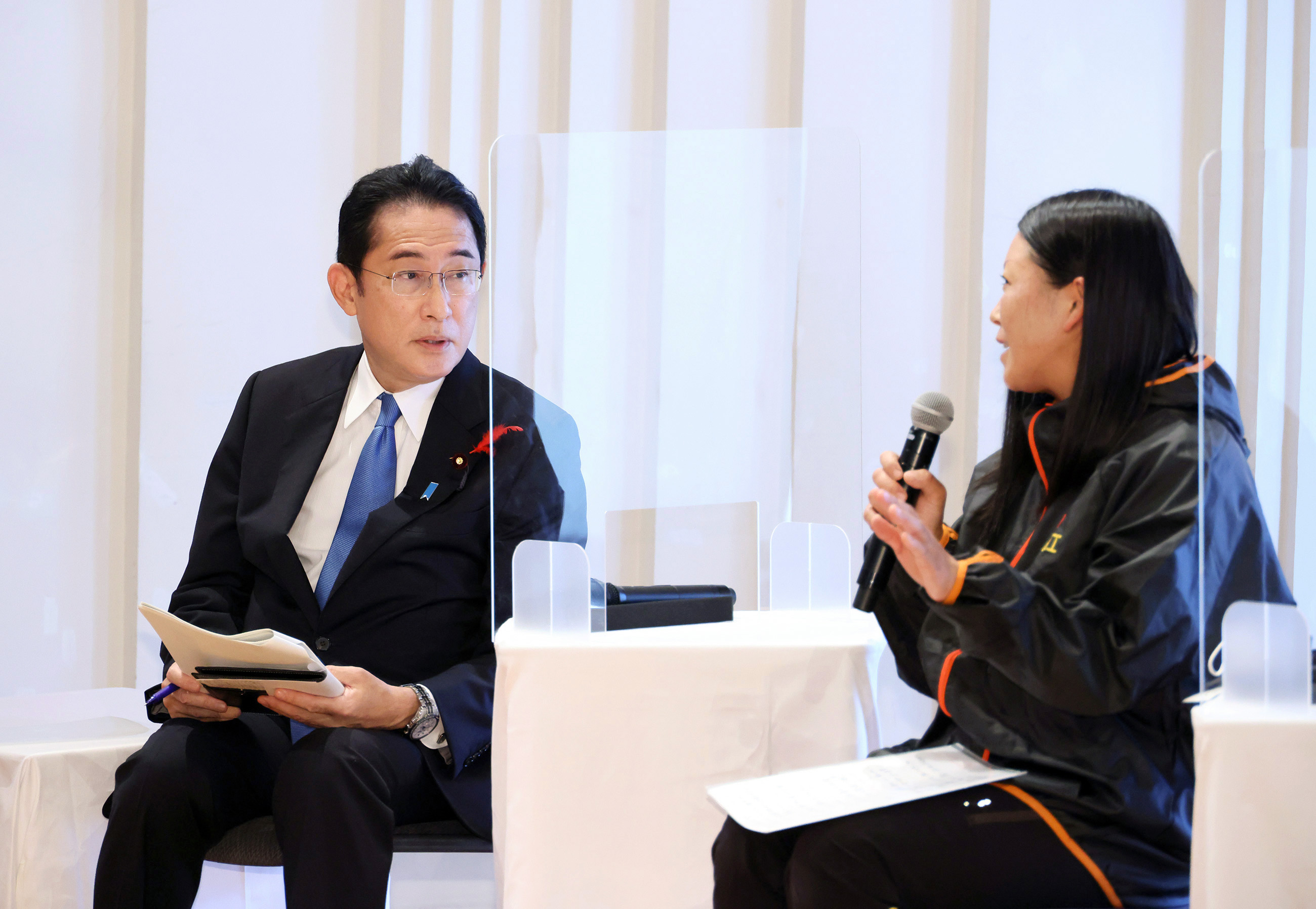 Photograph of the Prime Minister listening to other participants at a roundtable talk (1)