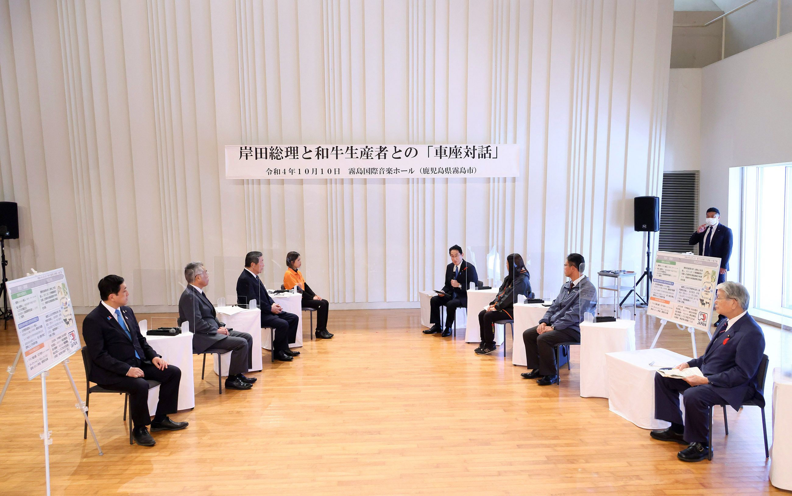 Photograph of the Prime Minister making a remark at a roundtable talk (5)