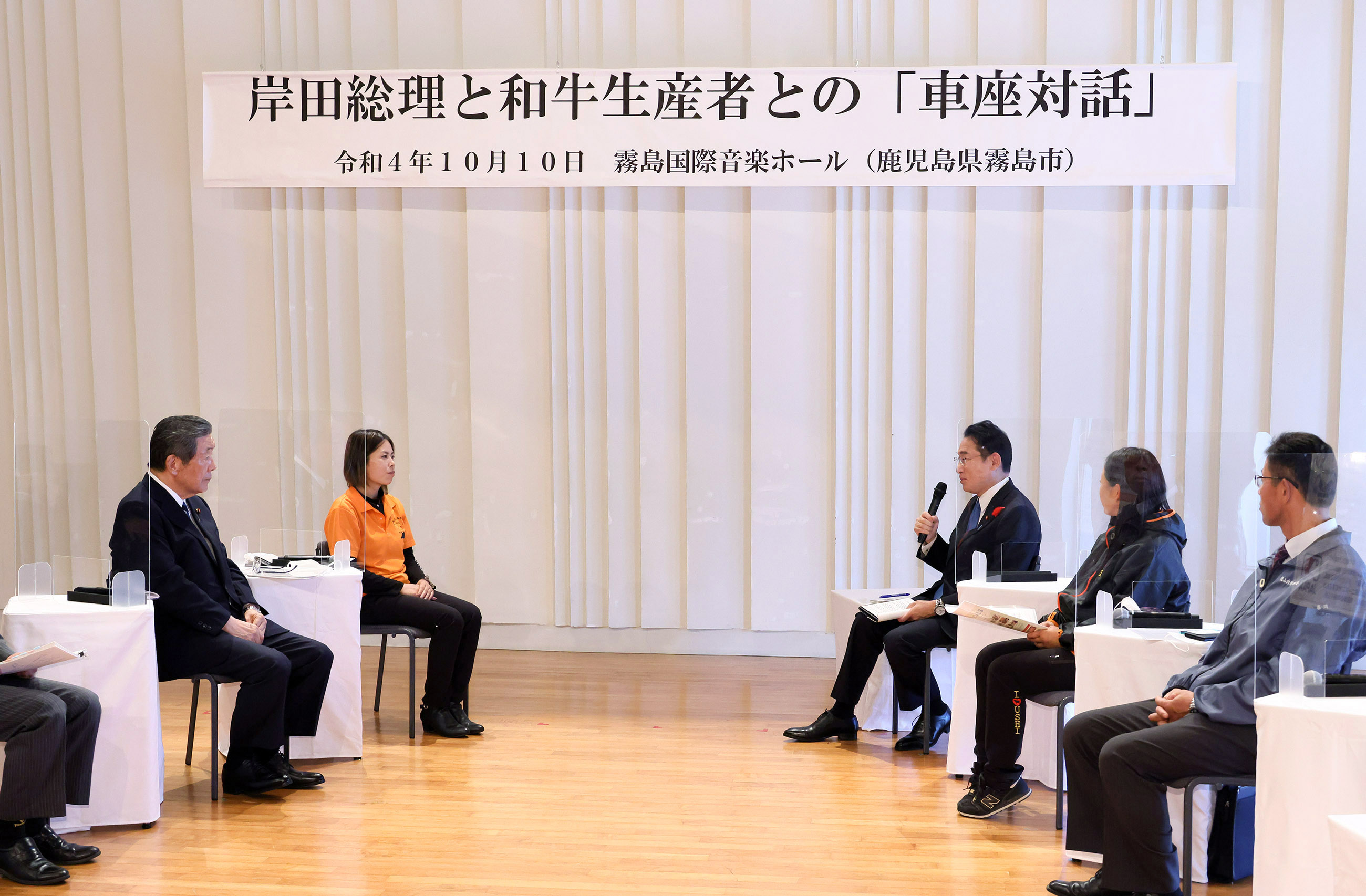 Photograph of the Prime Minister making a remark at a roundtable talk (6)