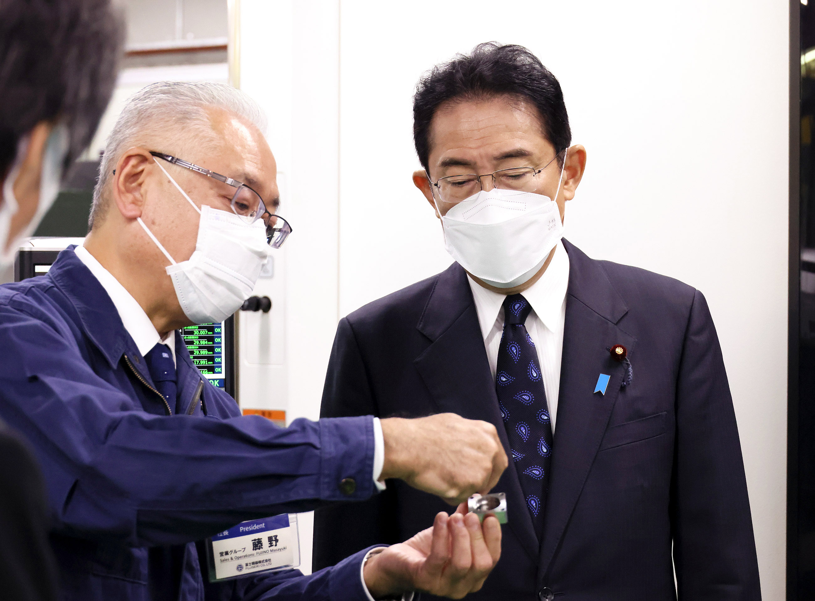 Photograph of the Prime Minister visiting a company that manufactures and sells precision machinery components (1)