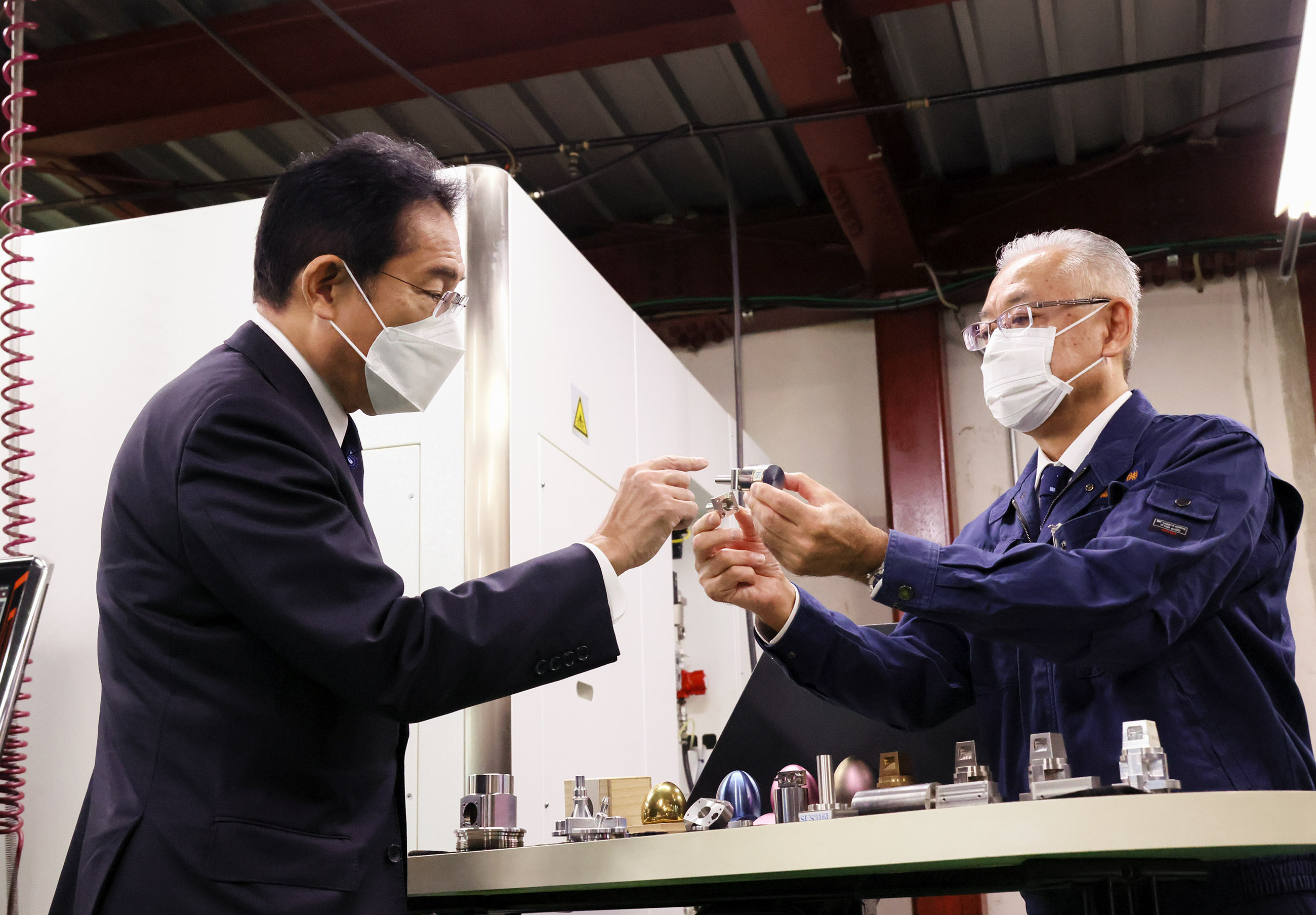 Photograph of the Prime Minister visiting a company that manufactures and sells precision machinery components (3)